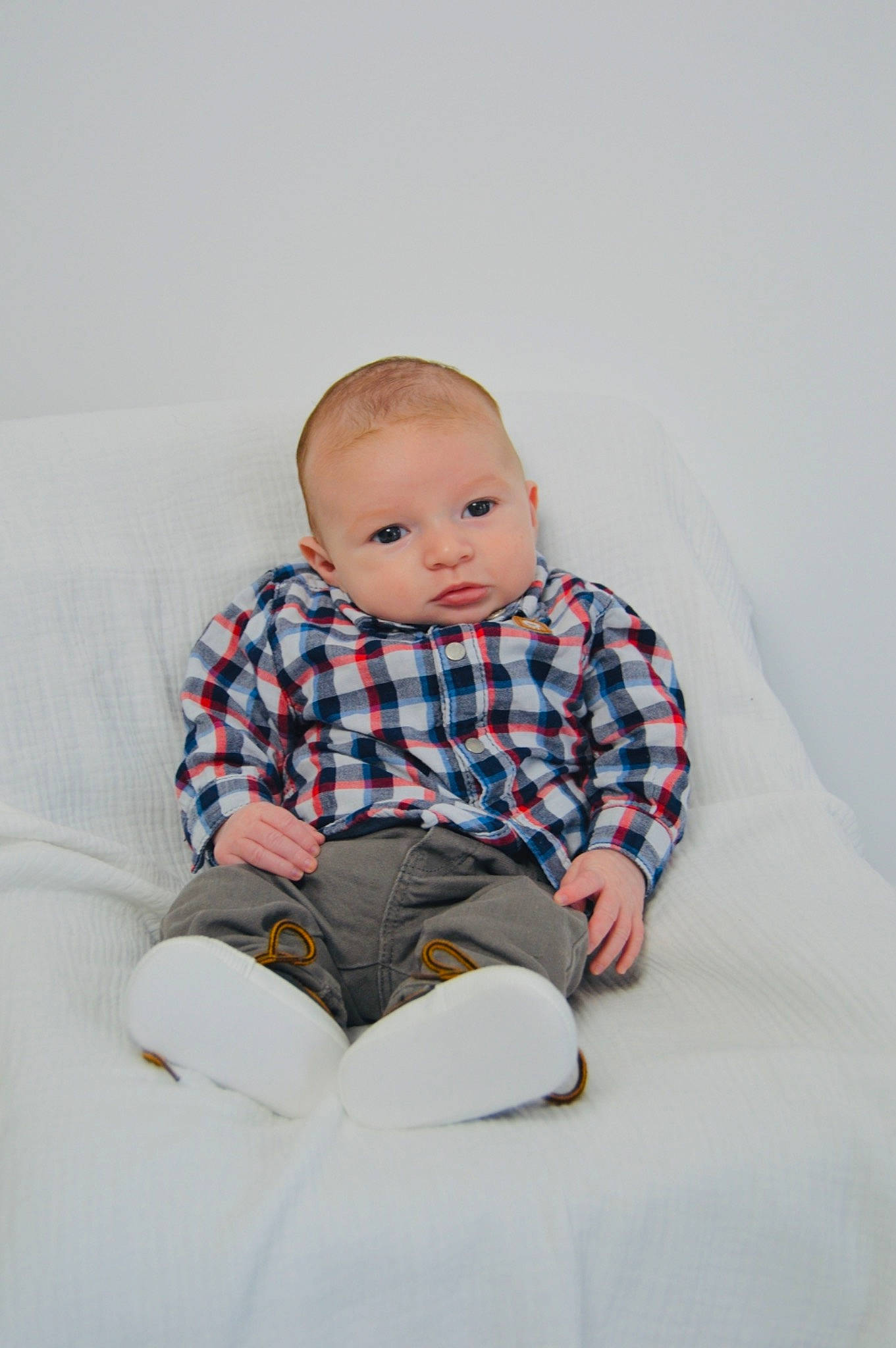 Thyago participe au concours pour gagner de l'argent avec cette photo : baby, baby_toddler_clothing, collar, comfort, eye, face, flash_photography, grey, happy, human_body, knee, neck, pattern, person, plaid, shoulder, skin, sleeve, t_shirt, tartan