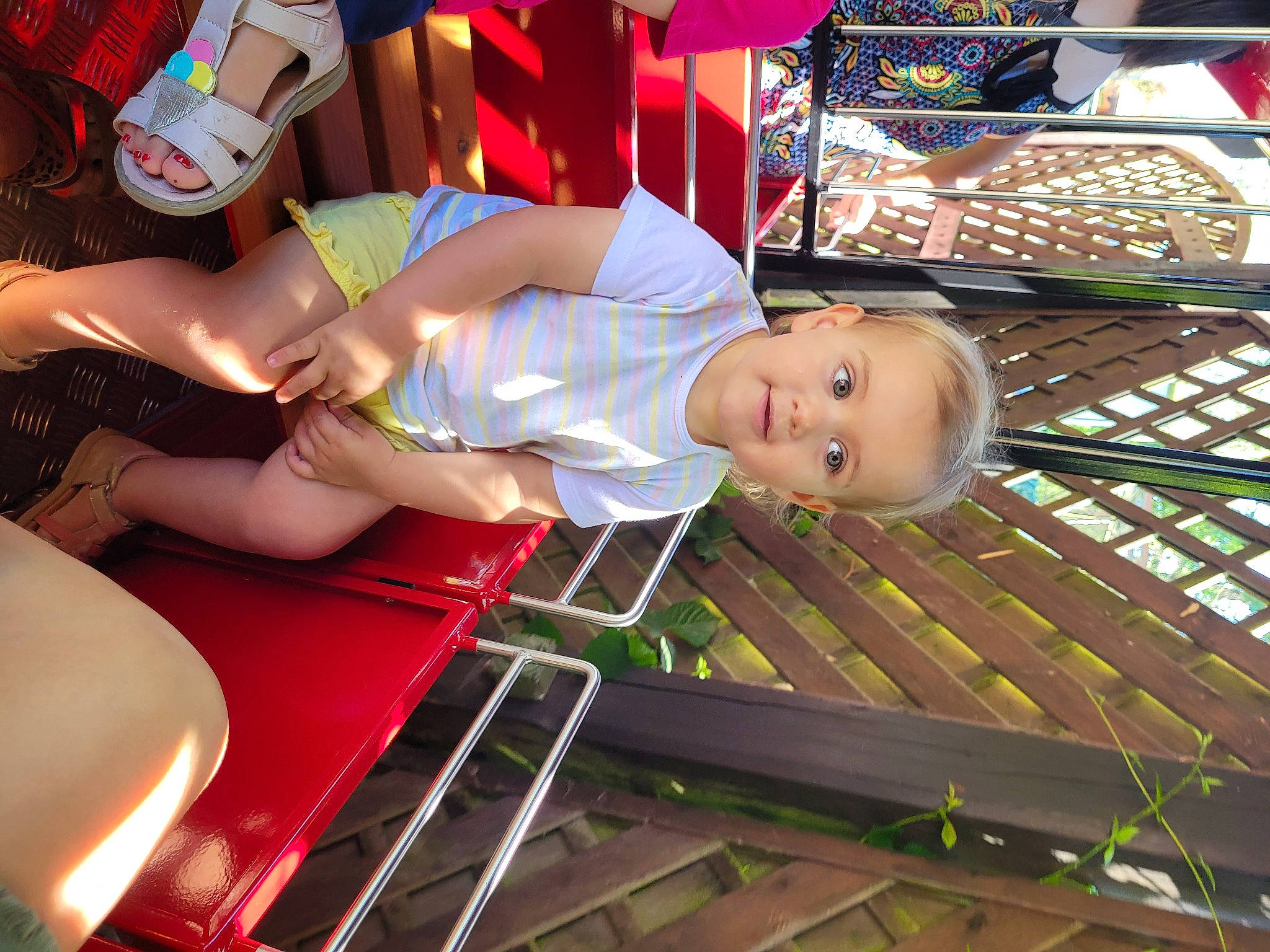 Constance participe au concours pour gagner de l'argent avec cette photo : baby, baby_products, baby_safety, baby_toddler_clothing, child, city, fun, hat, human_leg, leisure, person, play, product, recreation, shorts, smile, t_shirt, thigh, toddler, toy