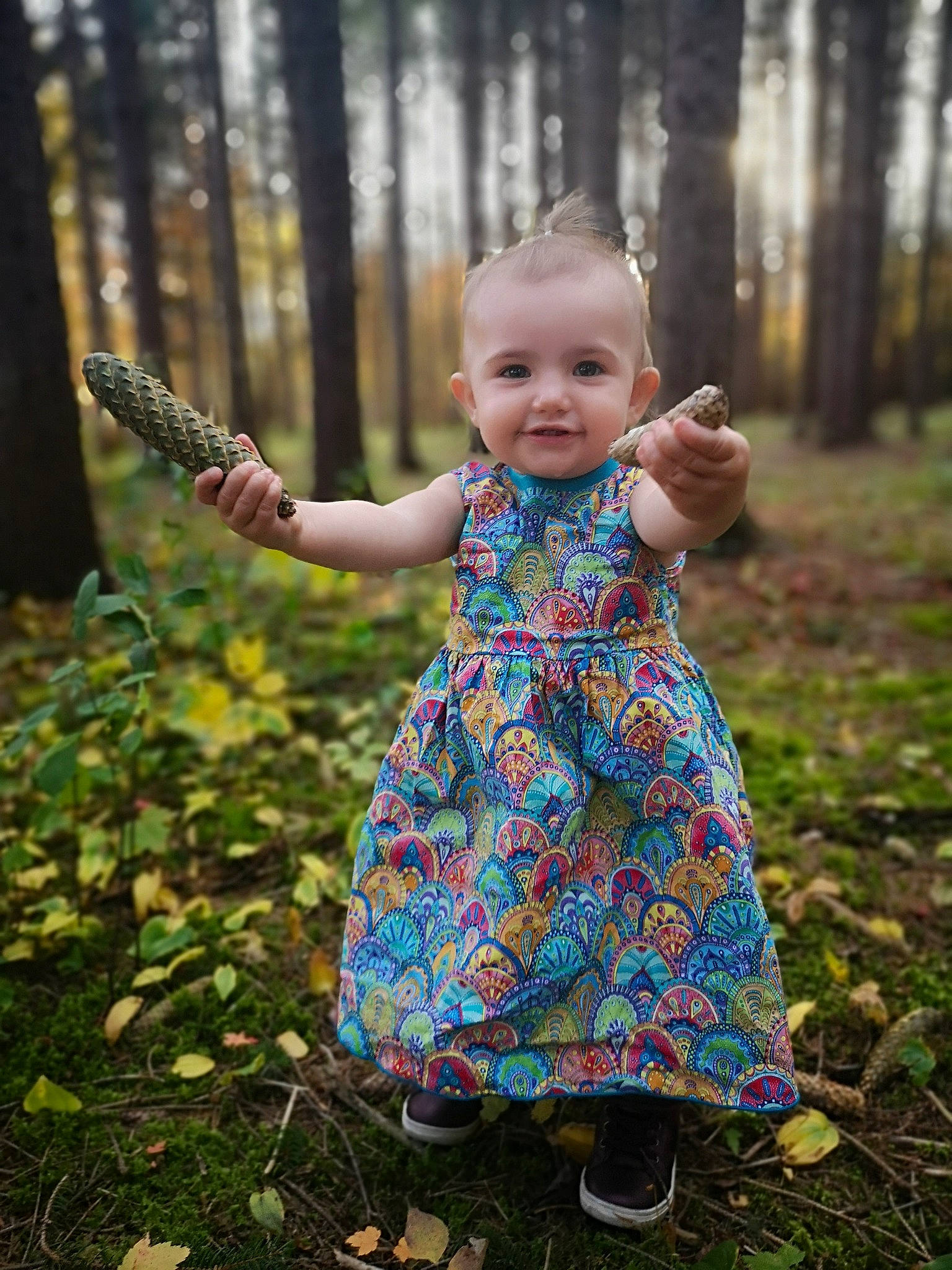 Élisabeth participe au concours pour gagner de l'argent avec cette photo : arm, baby, baby_toddler_clothing, botany, branch, grass, grass_family, hand, happy, joy, natural_environment, people_in_nature, person, plant, smile, standing, sunlight, terrestrial_plant, toddler, tree