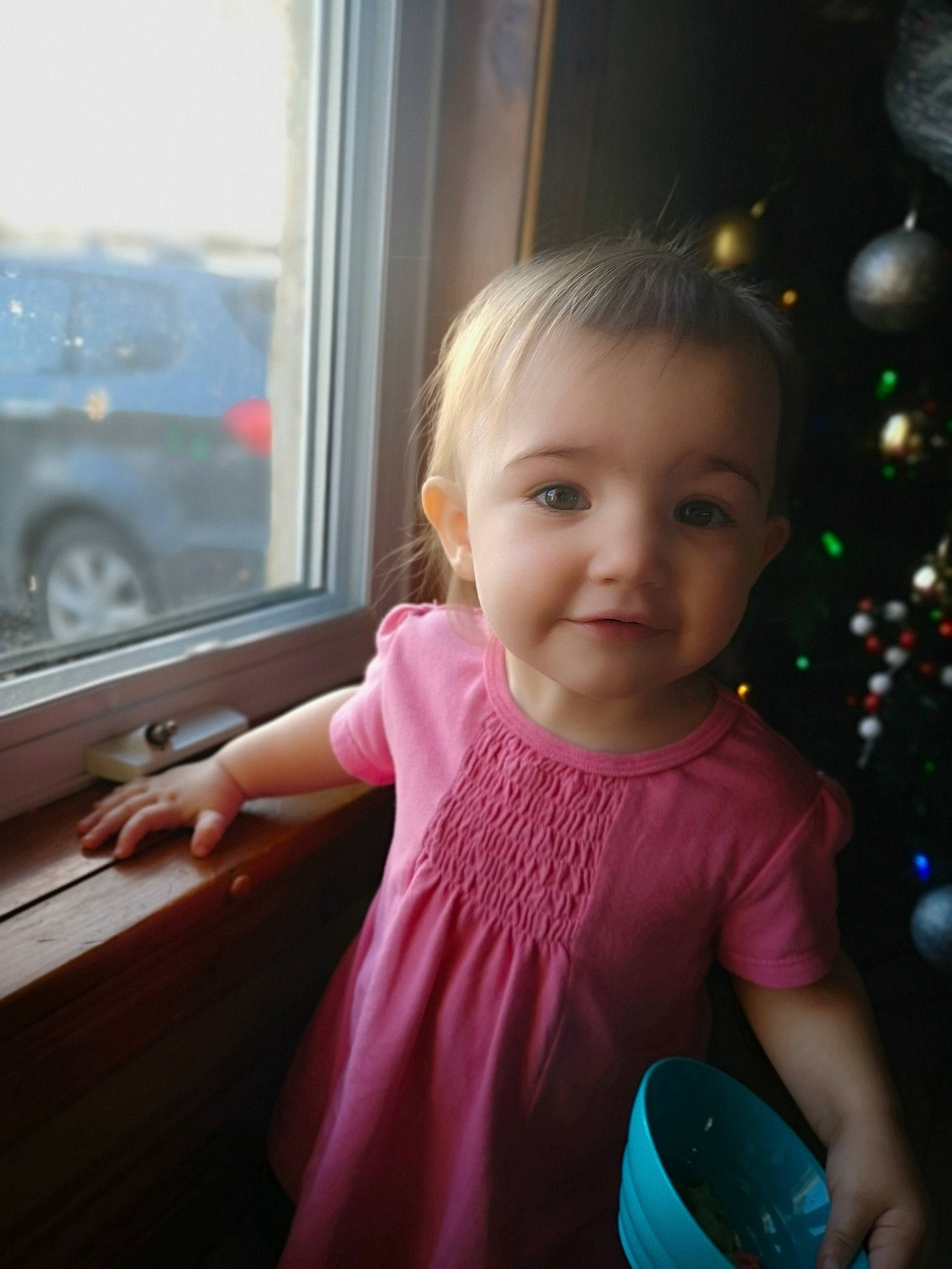 Élisabeth a rejoint le concours — aidez-le/la à gagner de superbes lots ! arm, baby_toddler_clothing, christmas_tree, facial_expression, finger, fun, gesture, hairstyle, hand, happy, joy, light, organ, person, photograph, pink, skin, sleeve, standing, tire