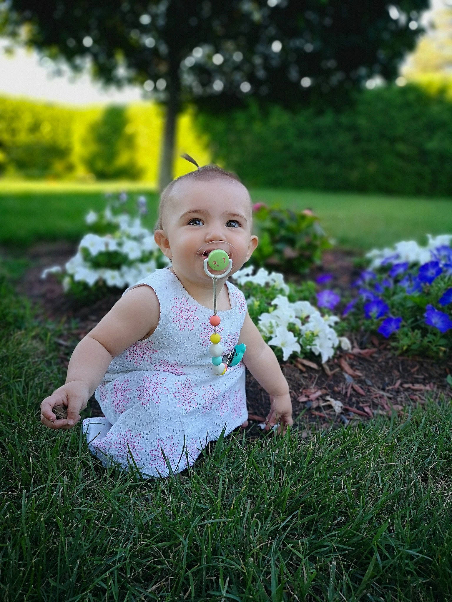 Élisabeth a rejoint le concours — aidez-le/la à gagner de superbes lots ! baby, baby_toddler_clothing, botany, eye, flash_photography, flower, grass, grassland, happy, iris, lawn, leaf, meadow, people_in_nature, person, petal, pink, plant, smile, toddler