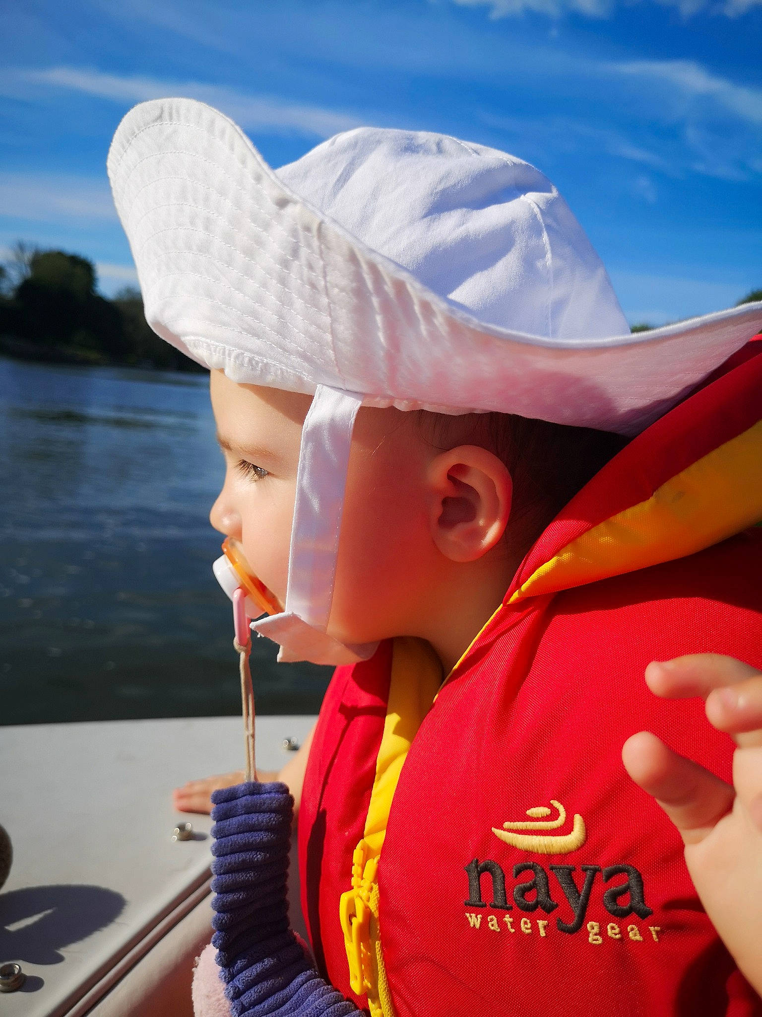 Élisabeth a rejoint le concours — aidez-le/la à gagner de superbes lots ! baseball_cap, cap, cloud, costume_hat, fashion_accessory, fun, happy, hat, headgear, helmet, leisure, lifejacket, person, personal_protective_equipment, recreation, sky, sun_hat, t_shirt, toddler, travel