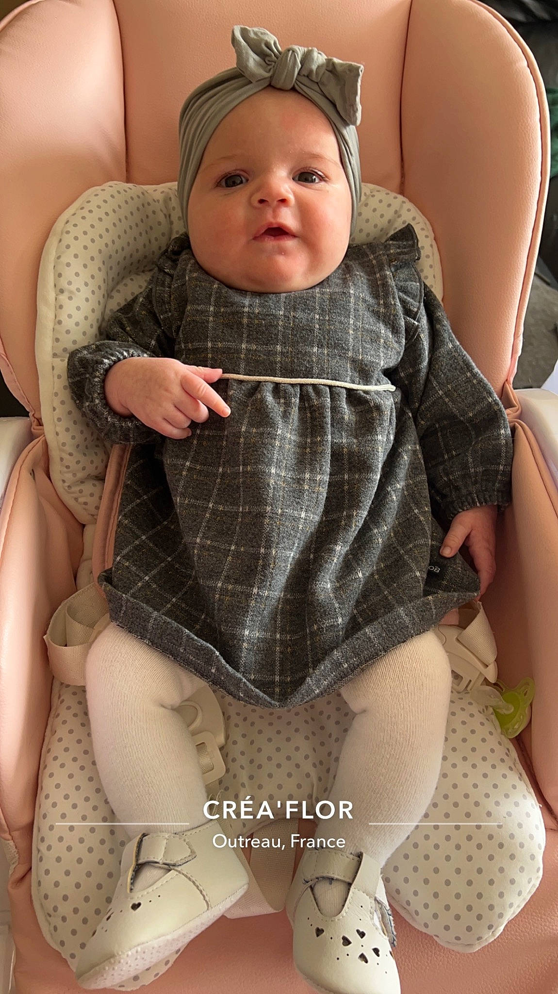 Irys participe au concours pour gagner de l'argent avec cette photo : baby, baby_toddler_clothing, chair, cheek, chest, child, comfort, face, joint, knee, leg, neck, person, skin, sleeve, stomach, thigh, toddler, trunk, waist