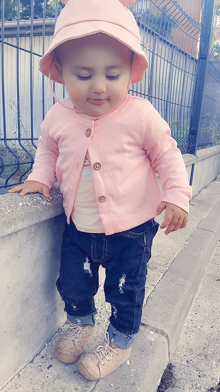 Mia a rejoint le concours — aidez-le/la à gagner de superbes lots ! baby_toddler_clothing, cap, cheek, child, clothing, cool, denim, electric_blue, face, fun, gesture, happy, head, headwear, person, pink, product, sleeve, smile, standing
