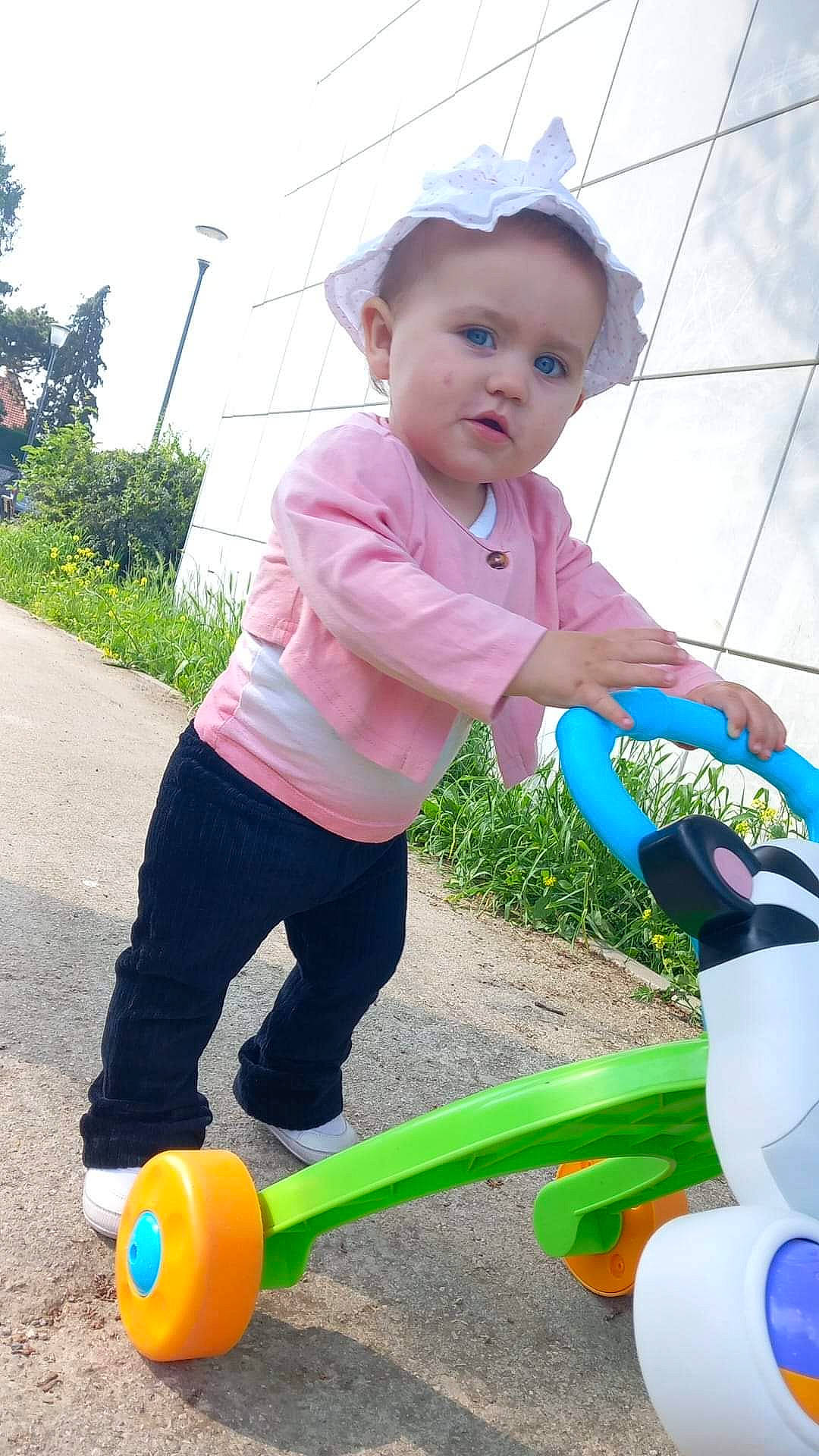 Mia a rejoint le concours — aidez-le/la à gagner de superbes lots ! cloud, fun, grass, green, happy, hat, leisure, person, photograph, plant, product, public_space, recreation, sky, snapshot, summer, toddler, toy, tree, white