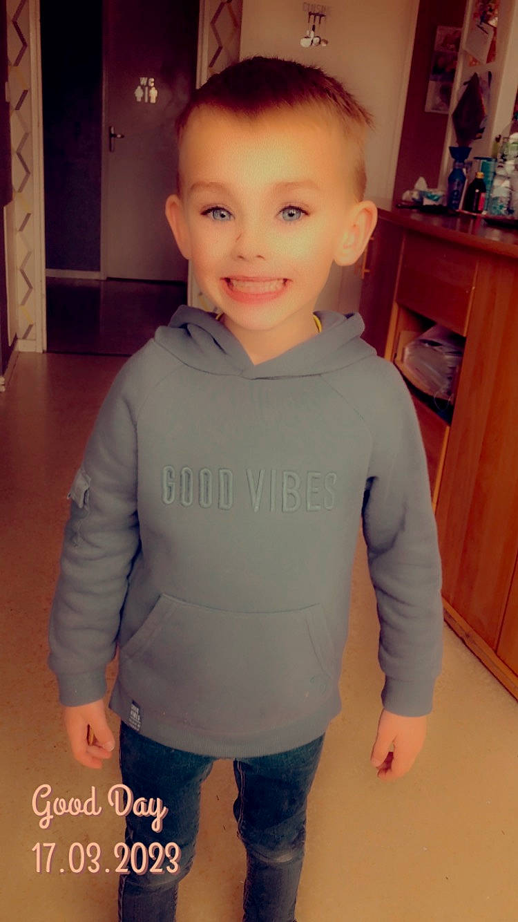 Kethan participe au concours pour gagner de l'argent avec cette photo : arm, chest, cool, electric_blue, eye, eyebrow, facial_expression, happy, joint, joy, neck, outerwear, person, shelf, skin, sleeve, smile, sportswear, standing, t_shirt