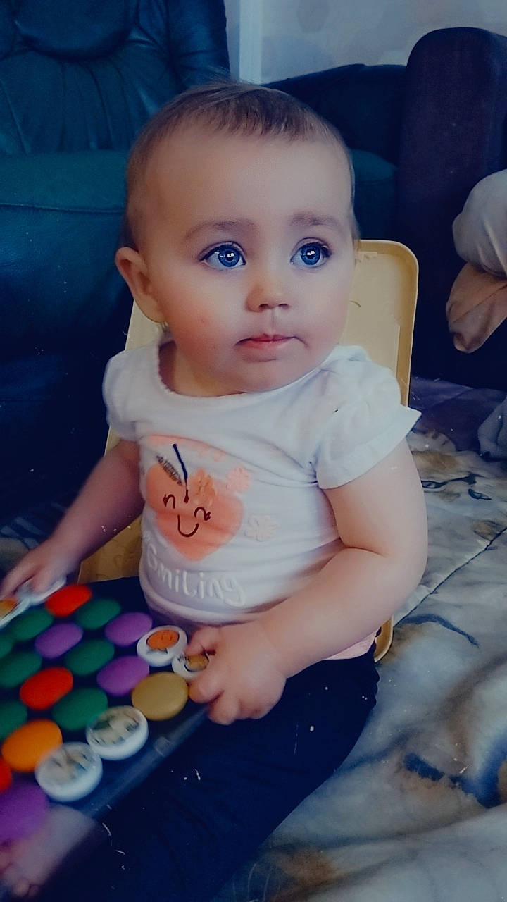 Mia a rejoint le concours — aidez-le/la à gagner de superbes lots ! baby, baby_playing_with_toys, baby_products, baby_toddler_clothing, beauty, blue, cheek, child, eyelash, finger, fun, happy, iris, nail, nose, person, product, sitting, skin, smile