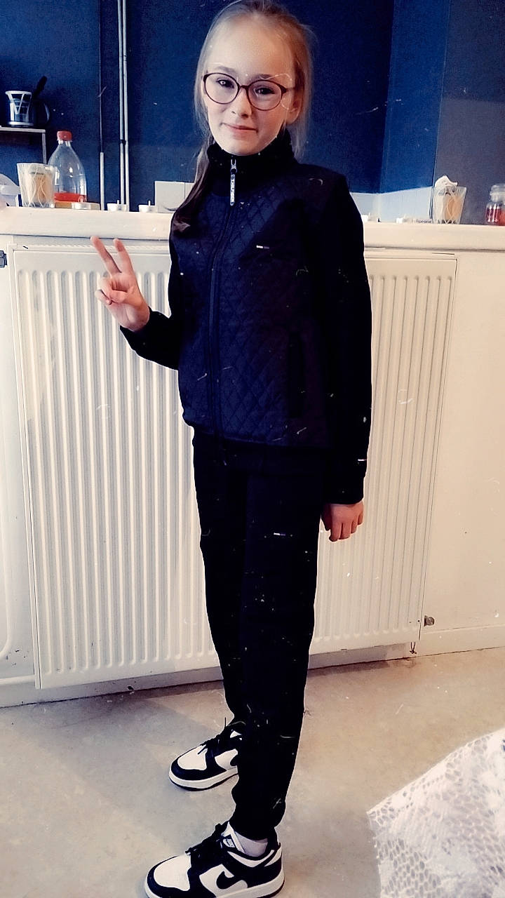 Camelia a rejoint le concours — aidez-le/la à gagner de superbes lots ! black, collar, cool, dress_shirt, eyewear, fashion_design, footwear, glasses, joint, knee, leg, neck, person, photograph, shoe, shoulder, sleeve, thigh, vision_care, waist