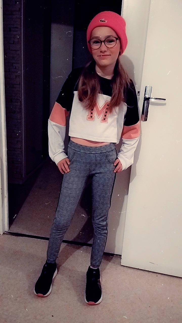 Camelia participe au concours pour gagner de l'argent avec cette photo : belt, black_hair, blazer, cool, electric_blue, eyewear, fashion_design, glasses, headwear, human_leg, joint, joy, knee, neck, outerwear, person, sleeve, sportswear, t_shirt, thigh