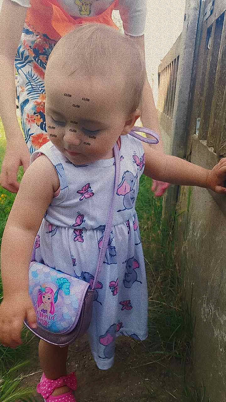 Mia a rejoint le concours — aidez-le/la à gagner de superbes lots ! baby, baby_toddler_clothing, cheek, child, cool, dress, facial_expression, grass, hairstyle, happy, human_body, pattern, people_in_nature, person, pink, purple, sitting, skin, sleeve, smile