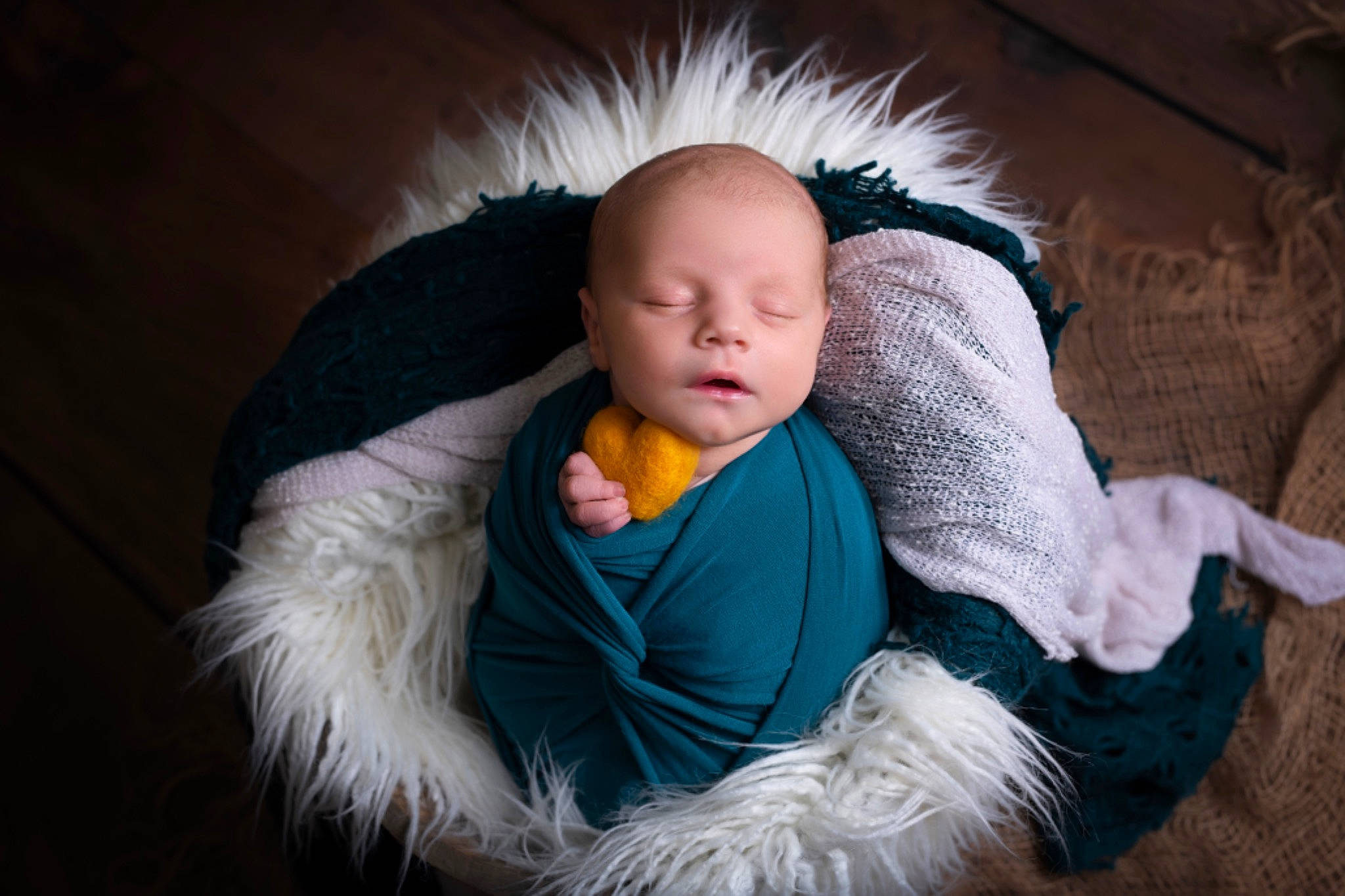 Alaryc participe au concours pour gagner de l'argent avec cette photo : baby, baby_toddler_clothing, cheek, child, comfort, eye, flash_photography, fun, fur, grass, happy, iris, nose, person, sitting, skin, toddler, tree, winter, wool