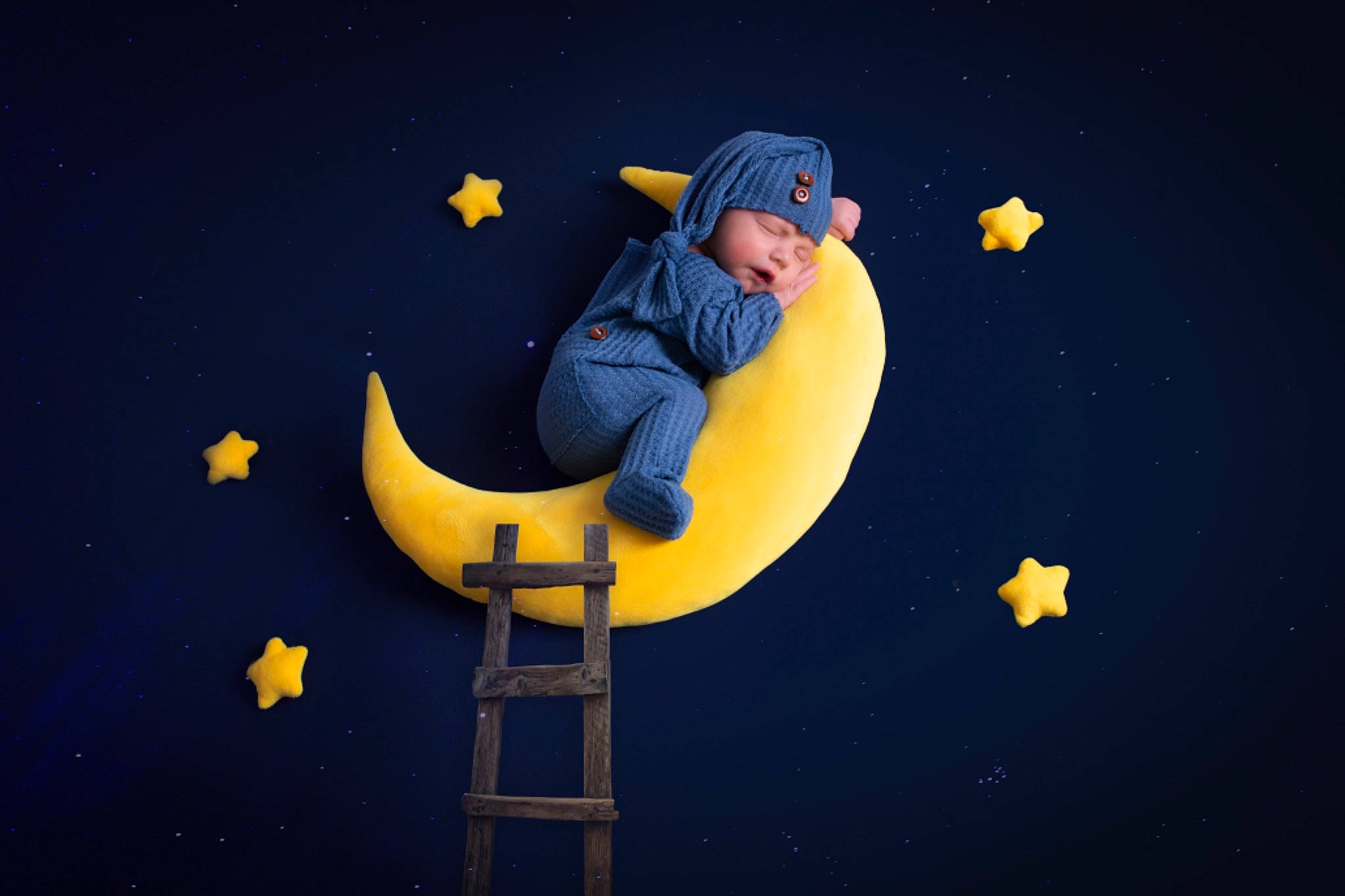 Alaryc a rejoint le concours — aidez-le/la à gagner de superbes lots ! animation, baseball_cap, child, circle, electric_blue, flash_photography, font, fun, happy, headwear, hoodie, leisure, night, person, recreation, sitting, sky, smile, space, t_shirt