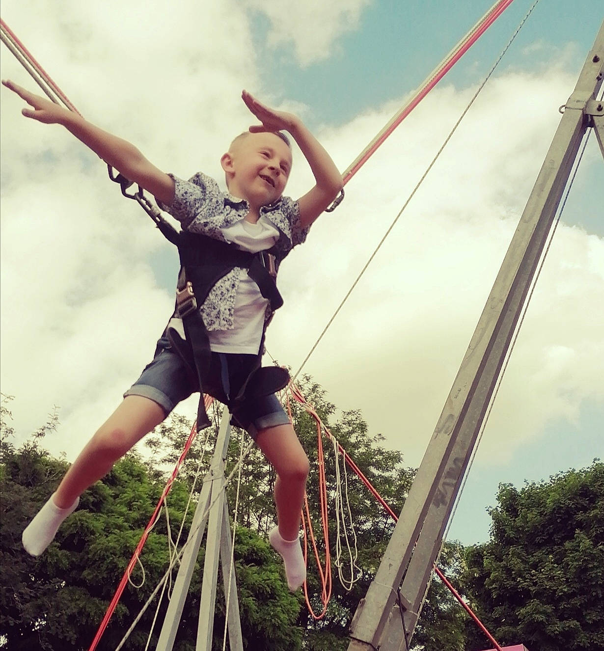 Ethann participe au concours pour gagner de l'argent avec cette photo : aerialist, balance, cloud, entertainment, event, fun, grass, happy, joy, leisure, outdoor_recreation, people_in_nature, performing_arts, person, playground, pole, recreation, rope, shorts, sky