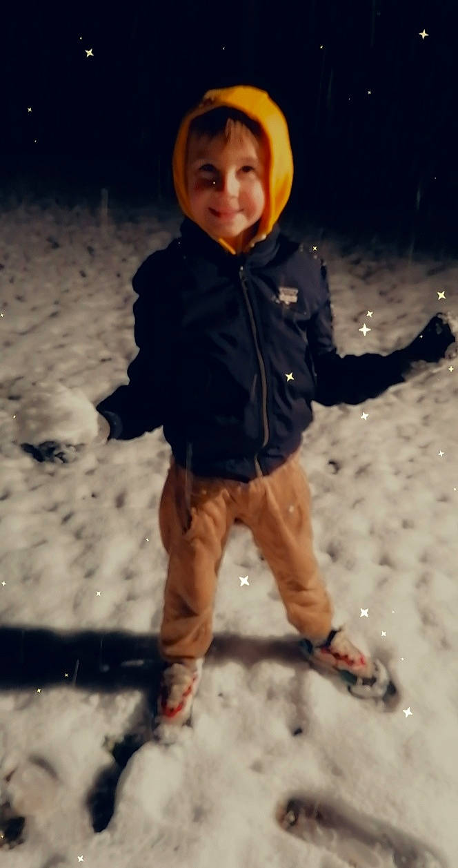 Ethann participe au concours pour gagner de l'argent avec cette photo : beauty, clothing, cool, flash_photography, freezing, fun, gesture, happy, head, jacket, joy, leg, outerwear, people, people_in_nature, person, sleeve, smile, snow, standing