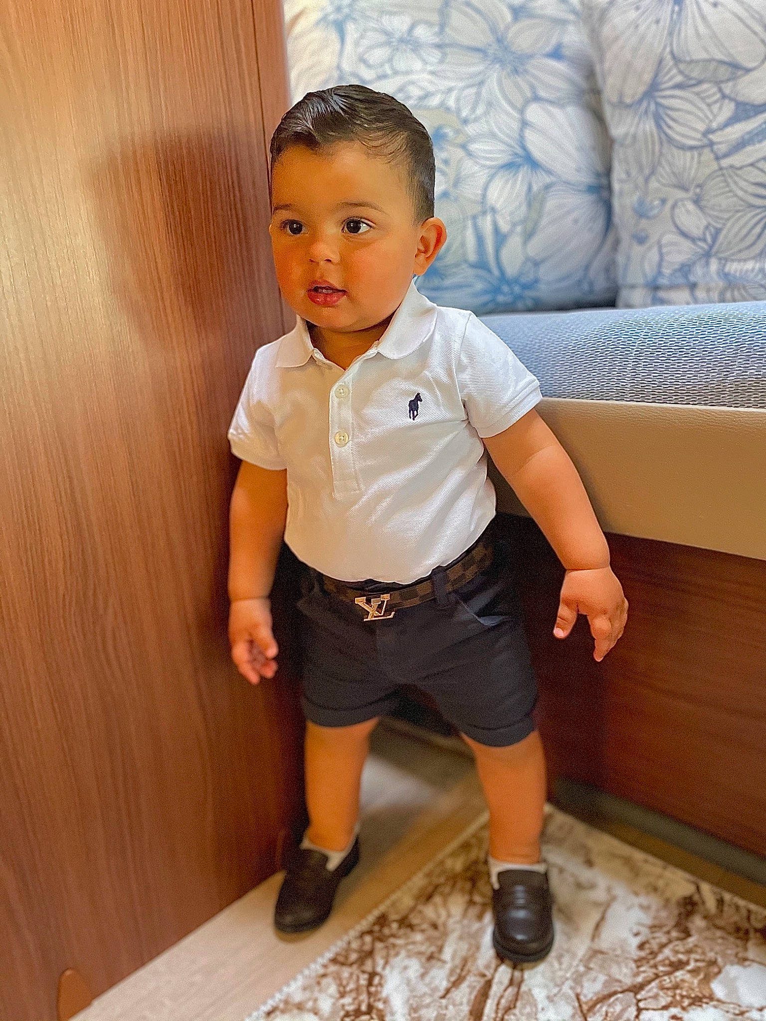 Mayven a rejoint le concours — aidez-le/la à gagner de superbes lots ! baby_toddler_clothing, child, denim, dress_shirt, elbow, floor, flooring, happy, human_leg, knee, person, shorts, sitting, sleeve, studio_couch, t_shirt, thigh, toddler, trunk, waist