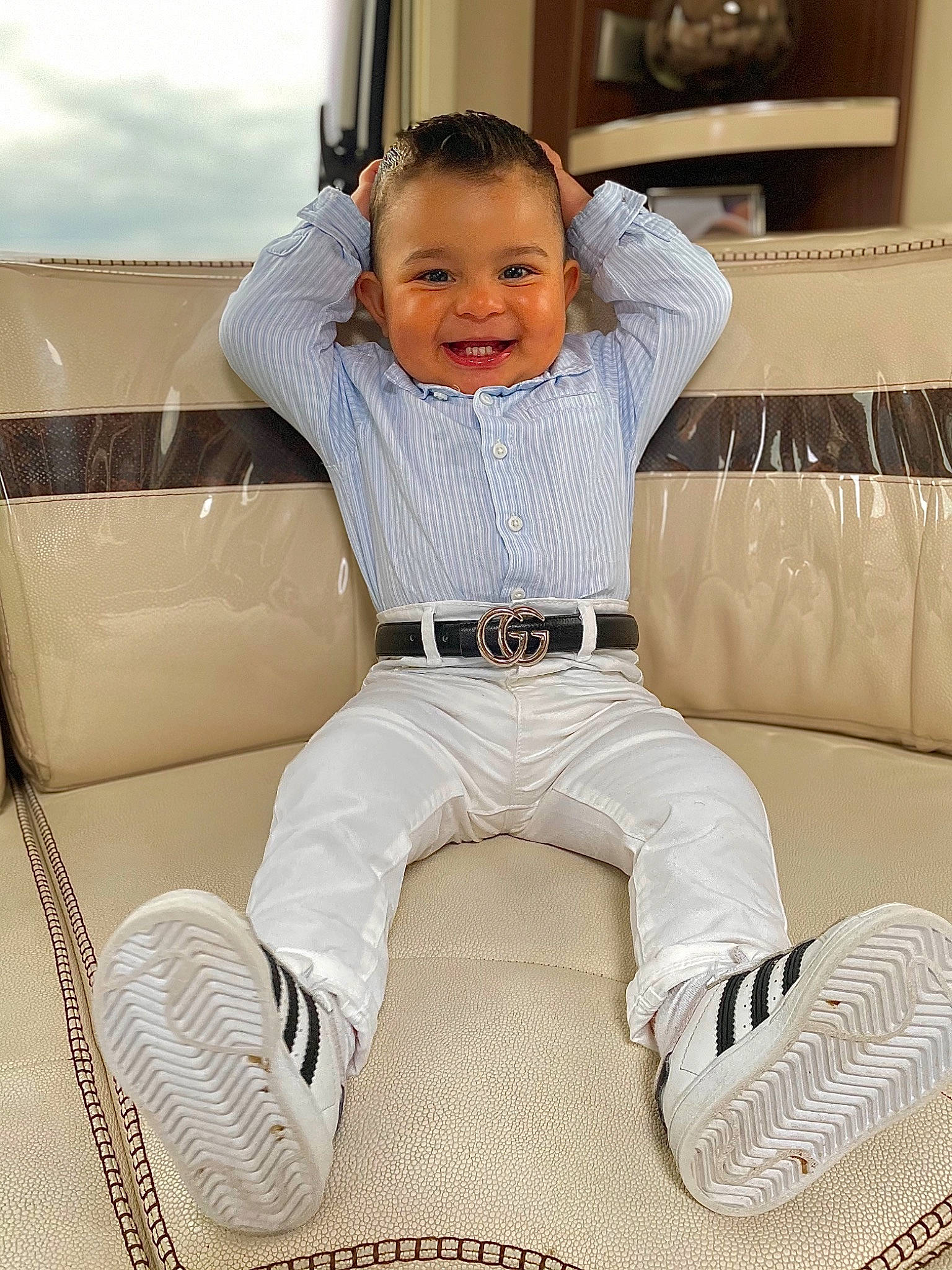 Mayven a rejoint le concours — aidez-le/la à gagner de superbes lots ! baby, baby_toddler_clothing, collar, comfort, couch, face, flooring, fun, happy, head, human_leg, joy, knee, person, shoe, sitting, sleeve, smile, sneakers, television