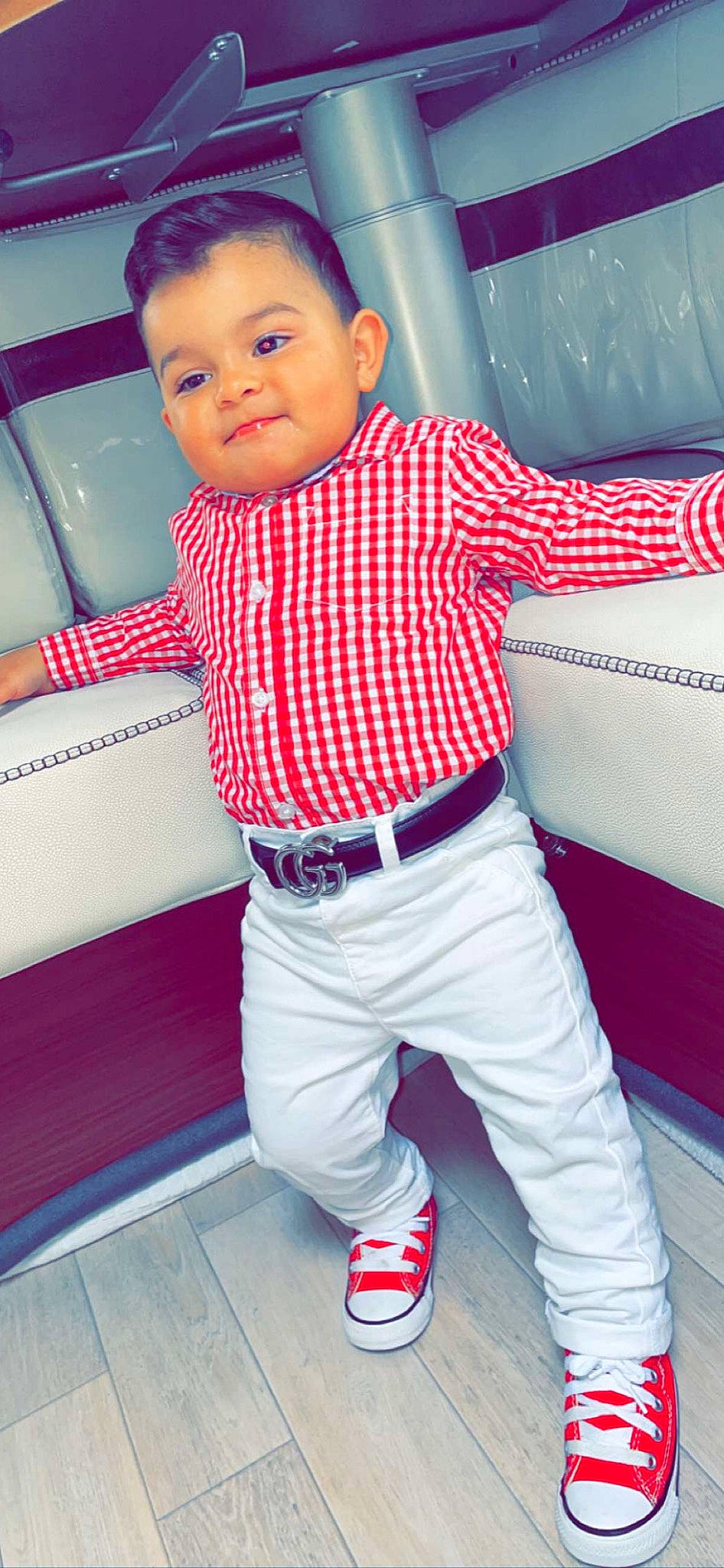 Mayven participe au concours pour gagner de l'argent avec cette photo : automotive_design, baby_toddler_clothing, child, cool, face, fun, hairstyle, happy, human_leg, knee, leisure, person, red, shoe, sleeve, sportswear, t_shirt, thigh, toddler, waist