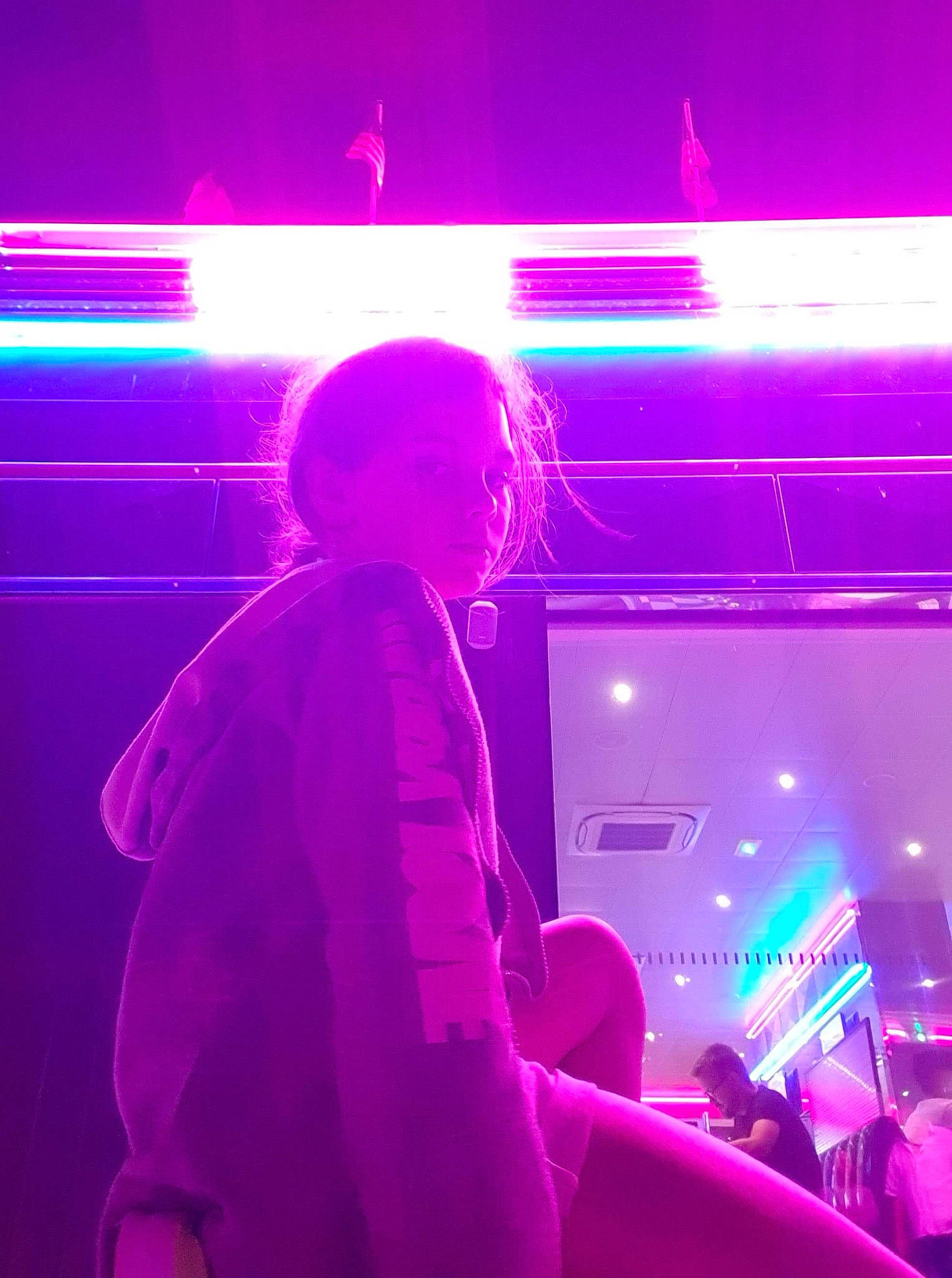 Mélyna a rejoint le concours — aidez-le/la à gagner de superbes lots ! disco, event, fun, lens_flare, light, lighting, magenta, music, music_venue, neon, performance, person, pink, purple, stage, violet, visual_effect_lighting