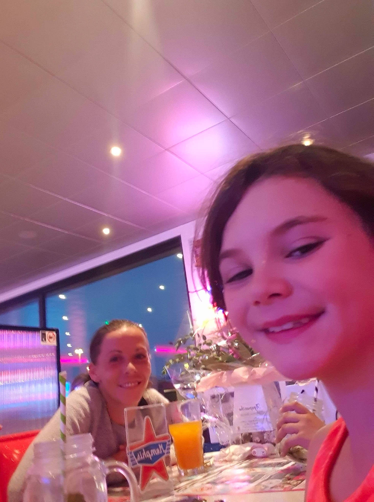 Mélyna a rejoint le concours — aidez-le/la à gagner de superbes lots ! fun, joy, person, photography, pink, restaurant, selfie, smile