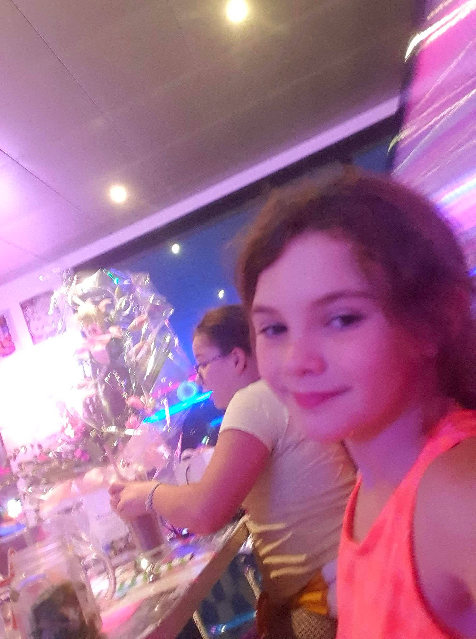 Mélyna participe au concours pour gagner de l'argent avec cette photo : fun, joy, leisure, light, magenta, person, photography, pink, purple, selfie, smile, violet