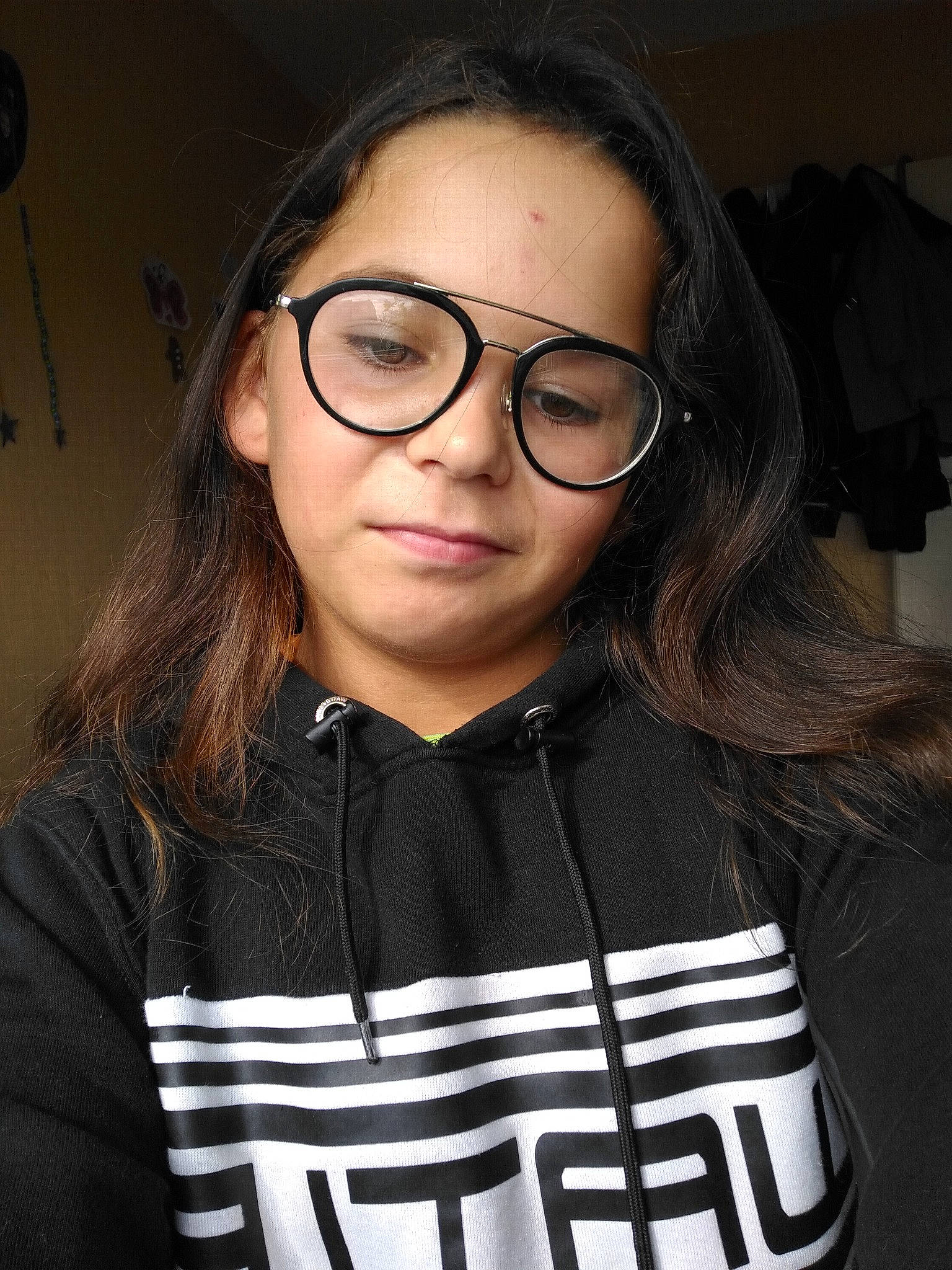 Kenza participe au concours pour gagner de l'argent avec cette photo : black_hair, brown_hair, cool, eye_glass_accessory, eyebrow, eyewear, face, forehead, glasses, hair, hairstyle, lip, long_hair, outerwear, person, smile, vision_care