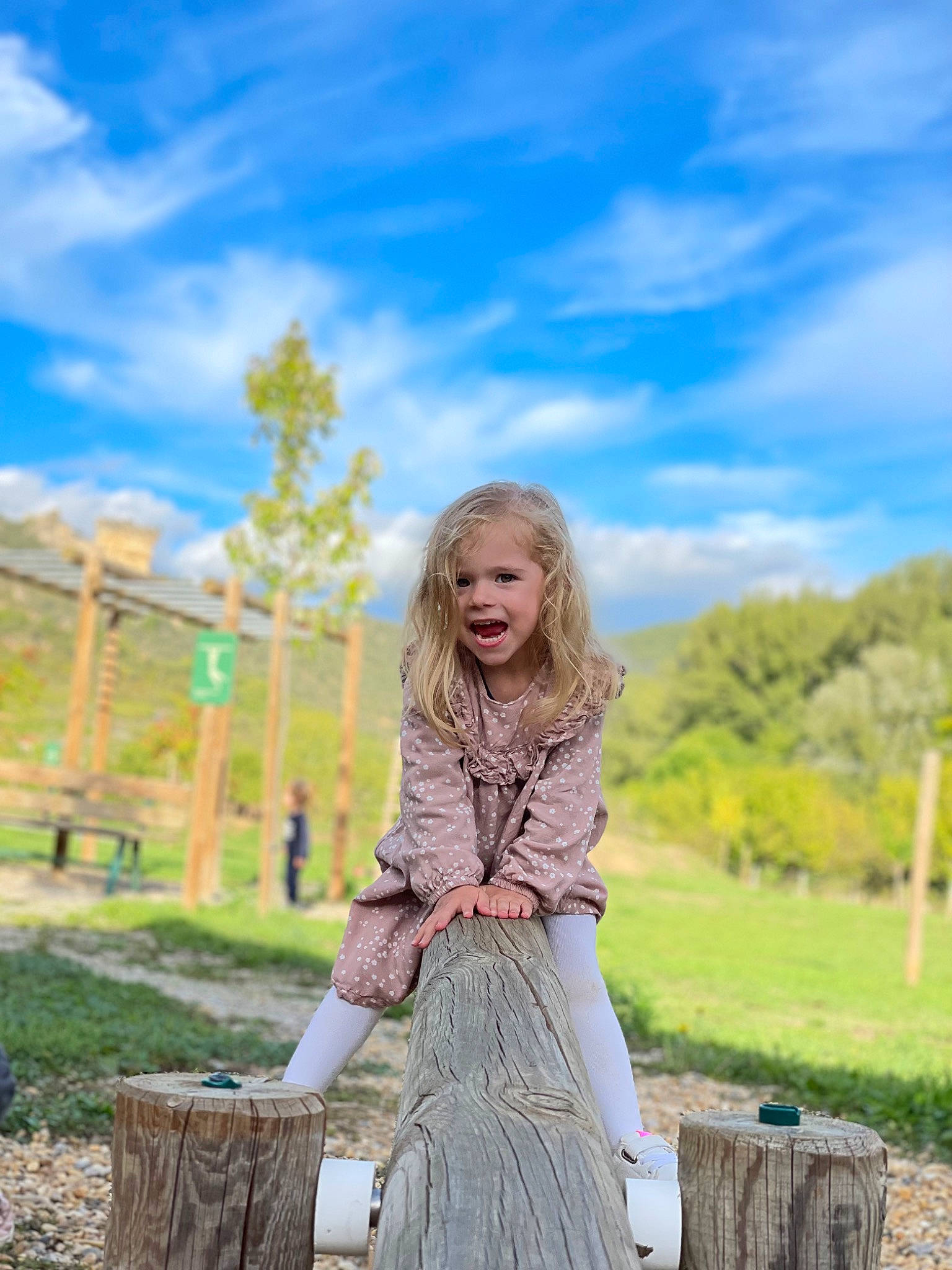 Cloé a rejoint le concours — aidez-le/la à gagner de superbes lots ! blond, brown_hair, cloud, flash_photography, fun, grass, grass_family, grassland, happy, landscape, leisure, long_hair, meadow, natural_landscape, people_in_nature, person, plant, sky, sunlight, tree