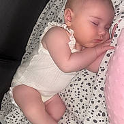 Leyla a rejoint le concours — aidez-le/la à gagner de superbes lots ! baby, blanket, child, closeup, couch, cute, doodles, heart, infant, onesie, patterned_blanket, peaceful, pink_pillow, resting, skin, sleeping, small_foot, soft_lighting, sparkles, tiny_hand