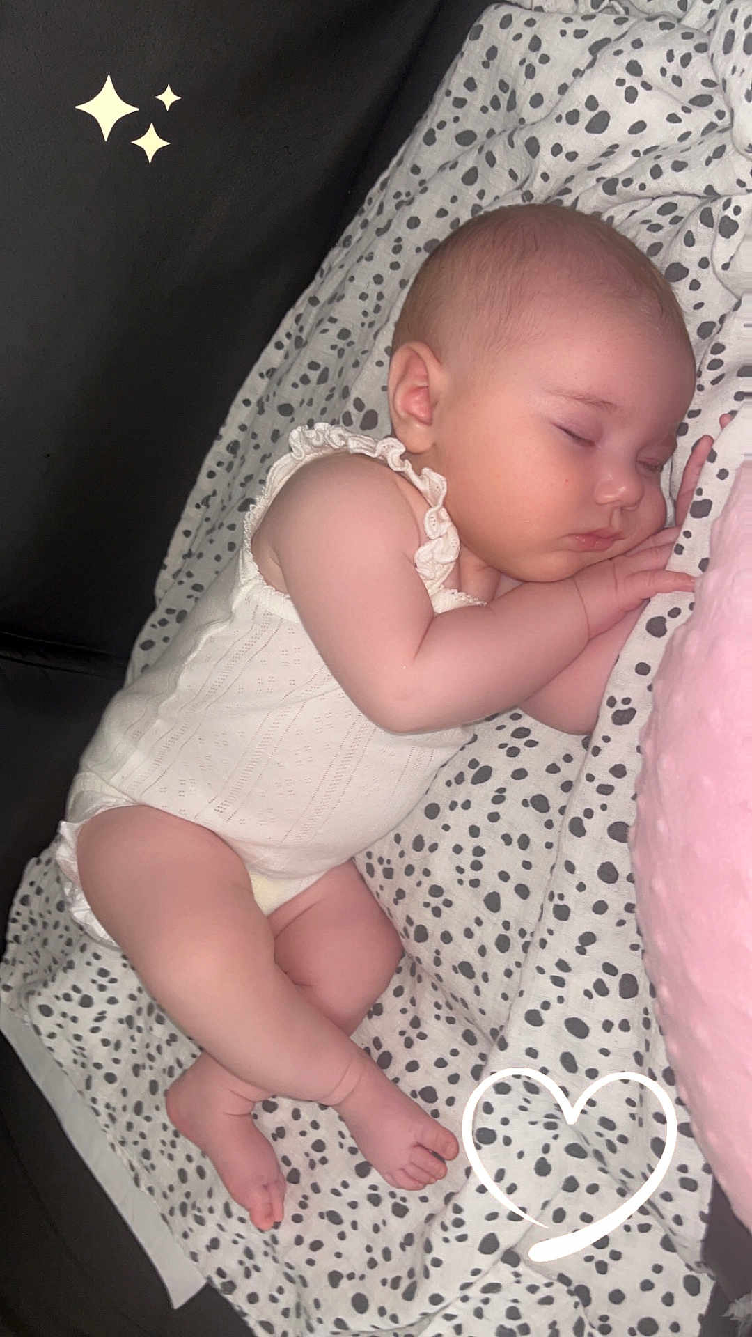 Leyla a rejoint le concours — aidez-le/la à gagner de superbes lots ! baby, blanket, child, closeup, couch, cute, doodles, heart, infant, onesie, patterned_blanket, peaceful, pink_pillow, resting, skin, sleeping, small_foot, soft_lighting, sparkles, tiny_hand