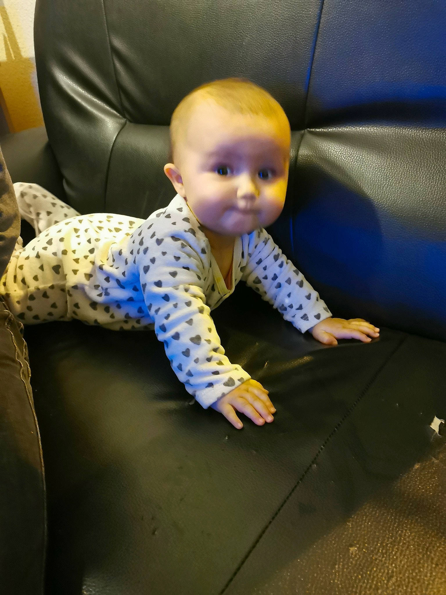 Alicia participe au concours pour gagner de l'argent avec cette photo : auto_part, automotive_exterior, baby, baby_toddler_clothing, child, comfort, crawling, electric_blue, eye, flooring, fun, head, human_leg, luxury_vehicle, pattern, person, sitting, sleeve, thumb, toddler