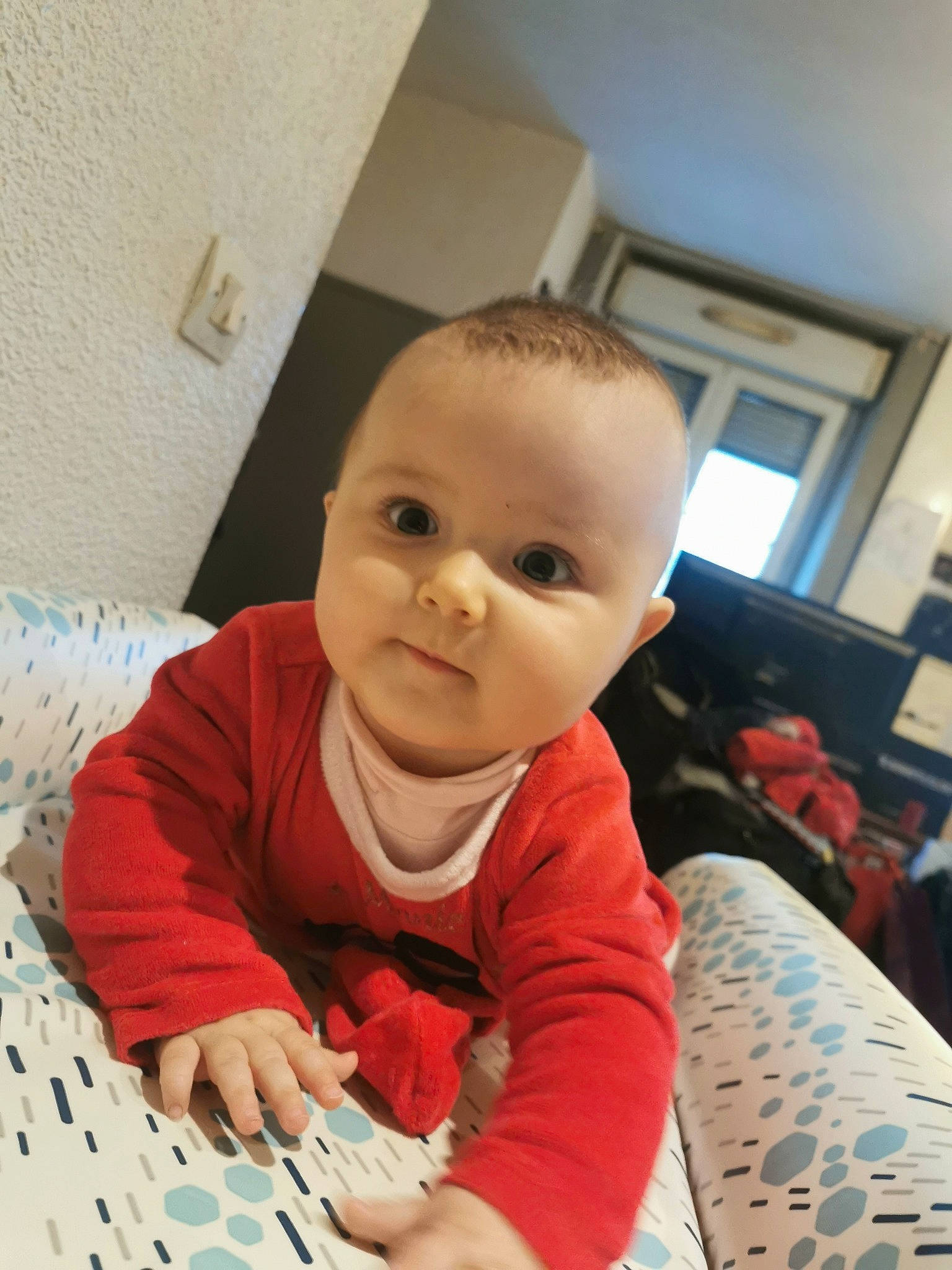 Alicia a rejoint le concours — aidez-le/la à gagner de superbes lots ! baby, baby_products, baby_toddler_clothing, carmine, cheek, child, comfort, crawling, floor, flooring, fun, hardwood, houseplant, linens, pattern, person, room, sitting, smile, toddler