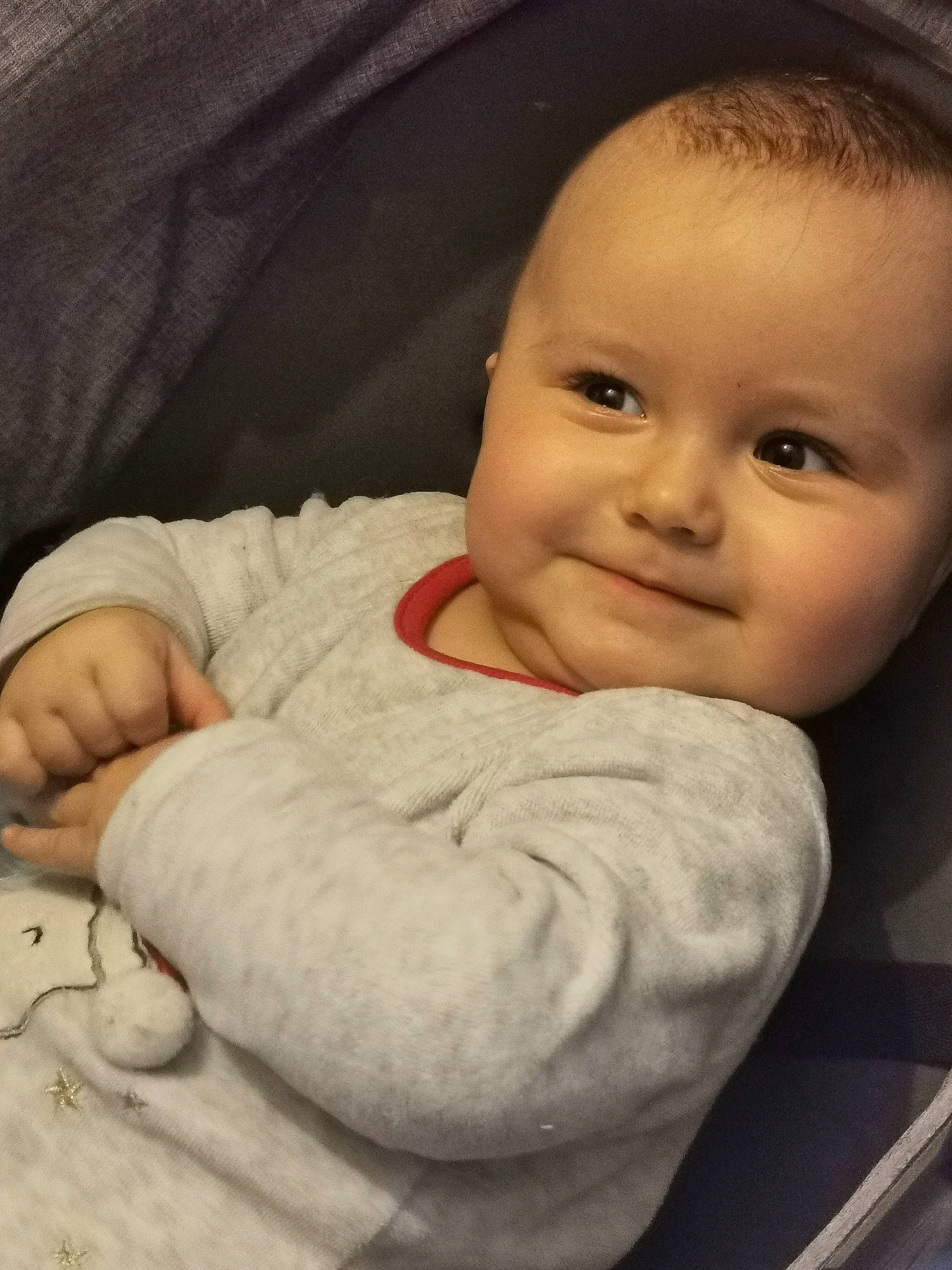 Alicia a rejoint le concours — aidez-le/la à gagner de superbes lots ! baby, baby_toddler_clothing, cheek, child, chin, comfort, eyebrow, facial_expression, finger, gesture, happy, joy, lip, mouth, nose, person, sitting, skin, sleeve, smile