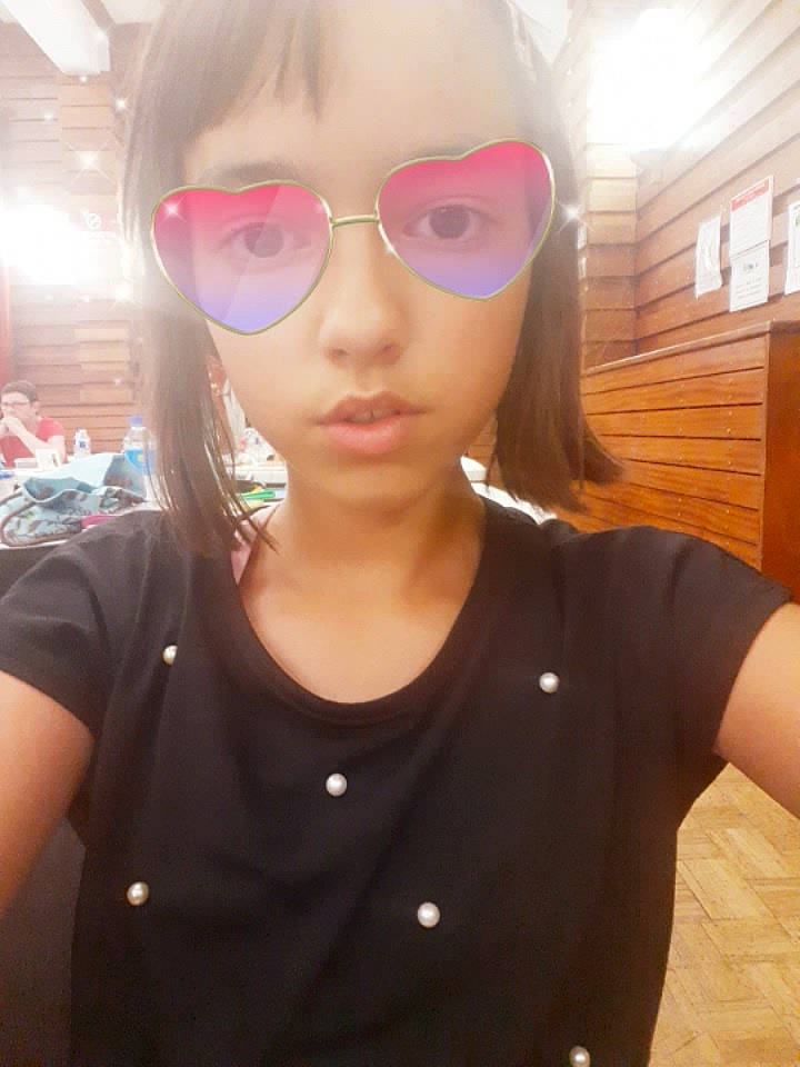 Lea participe au concours pour gagner de l'argent avec cette photo : black_hair, cool, eyebrow, eyewear, face, forehead, fun, glasses, hair, lip, nose, person, photography, pink, selfie, skin, sunglasses, vision_care