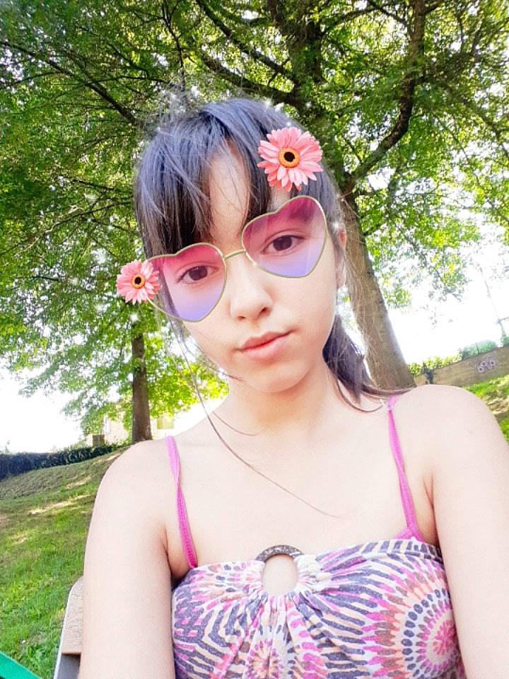 Lea participe au concours pour gagner de l'argent avec cette photo : beauty, cool, eye, eyewear, face, fun, glasses, grass, hair, head, lip, nose, person, pink, purple, skin, spring, summer, sunglasses, sunlight