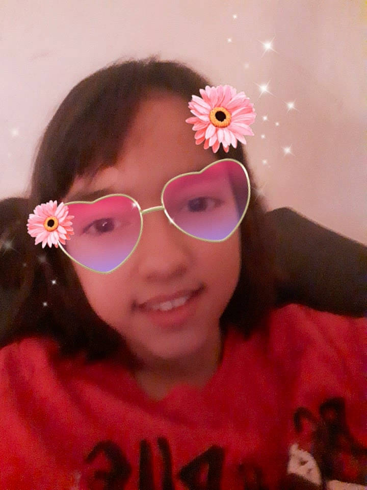 Lea participe au concours pour gagner de l'argent avec cette photo : cheek, cool, ear, eyewear, face, flower, forehead, fun, glasses, goggles, head, joy, lip, nose, person, photography, pink, plant, selfie, smile