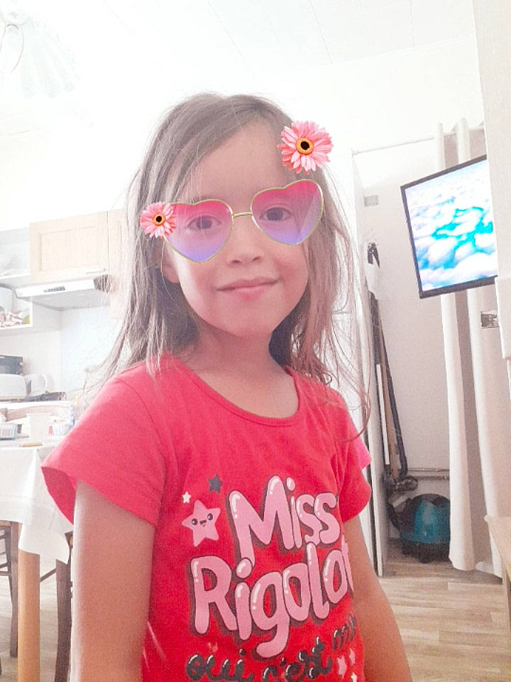 Alice a rejoint le concours — aidez-le/la à gagner de superbes lots ! blond, child, cool, ear, eyewear, forehead, fun, glasses, hair, hair_coloring, hairstyle, lip, long_hair, person, pink, shoulder, smile, sunglasses, t_shirt, top