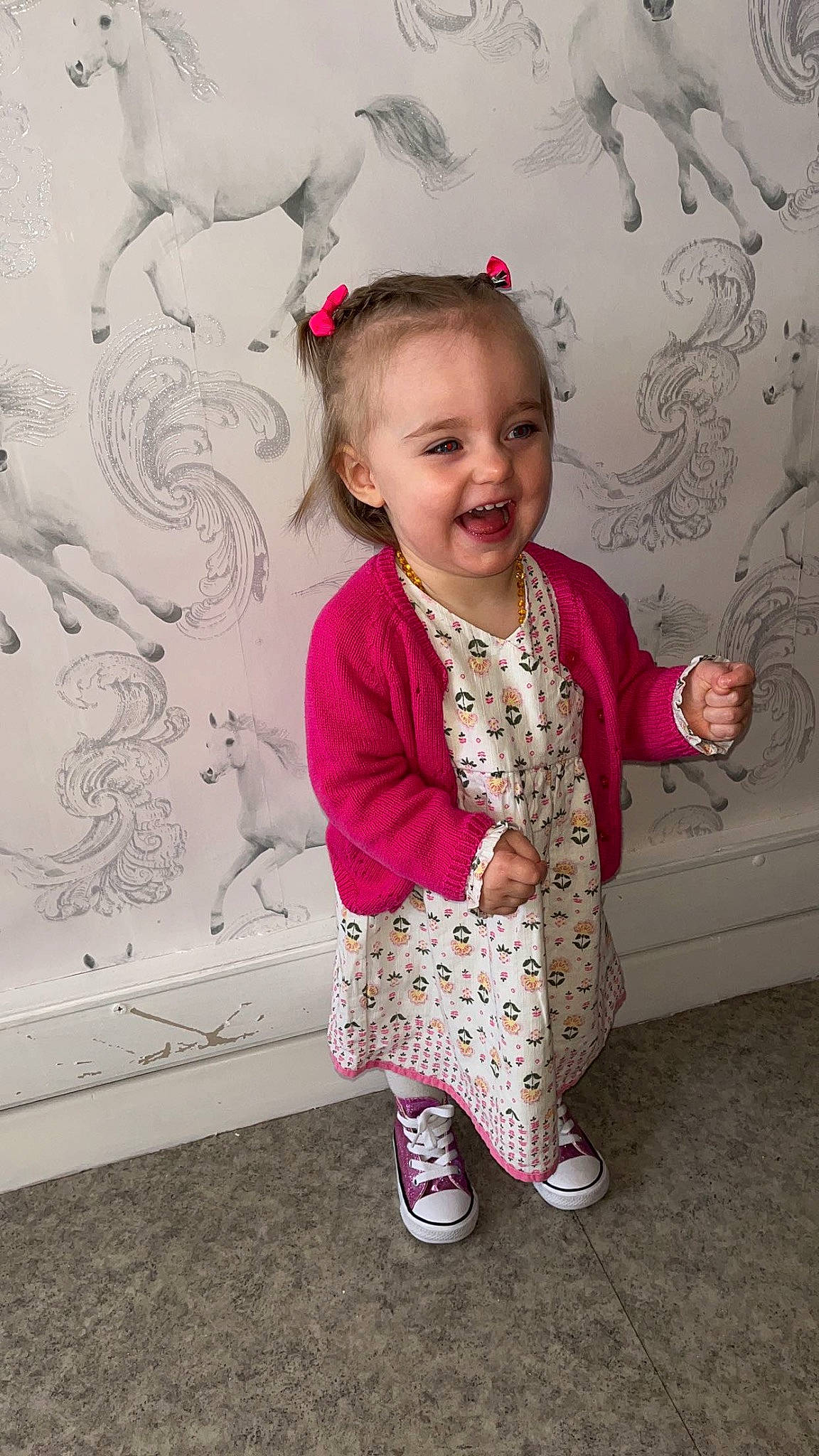 Iris a rejoint le concours — aidez-le/la à gagner de superbes lots ! baby_toddler_clothing, beauty, child, eye, face, footwear, fun, hairstyle, happy, head, leg, magenta, pattern, person, pink, skin, sleeve, smile, textile, toddler
