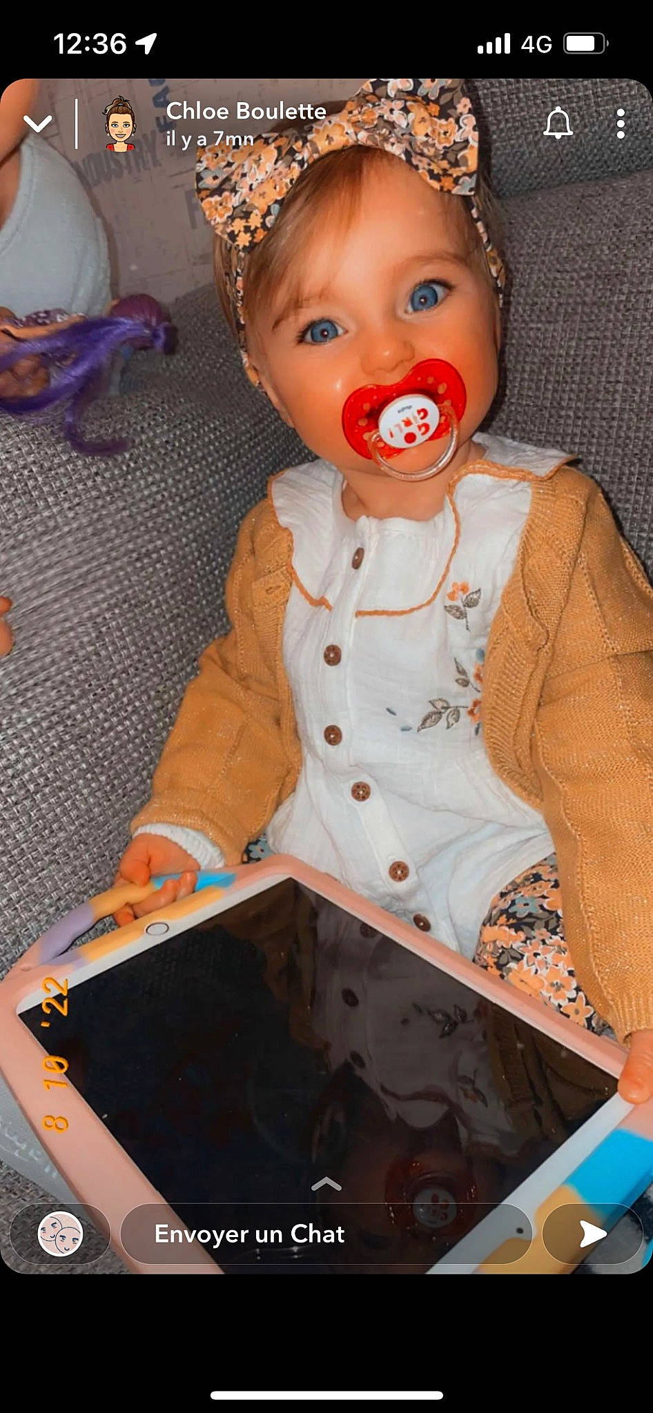 Iris a rejoint le concours — aidez-le/la à gagner de superbes lots ! art, artist, baby, baby_toddler_clothing, button, cheek, child, fun, head, jacket, nose, orange, paint, pattern, person, sitting, sleeve, textile, toddler, visual_arts