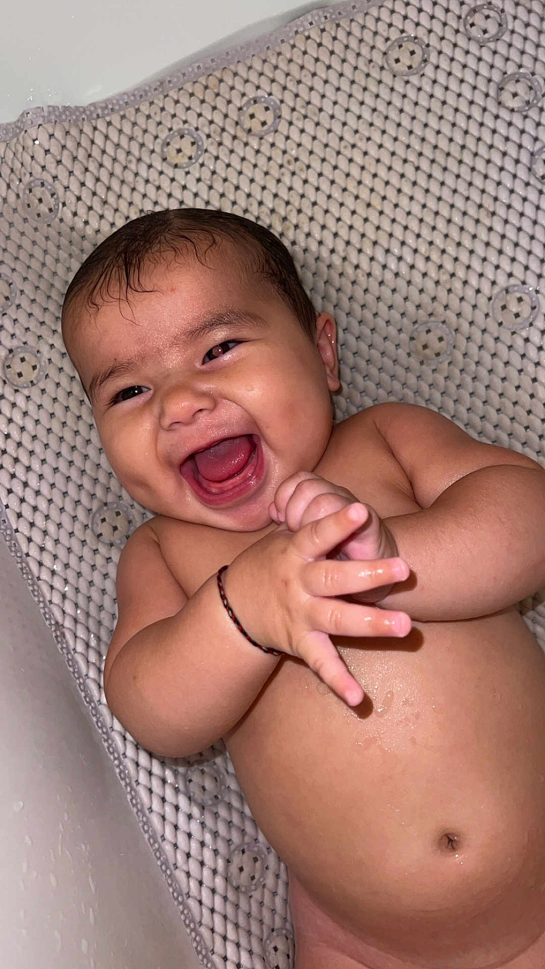 Leya a rejoint le concours — aidez-le/la à gagner de superbes lots ! baby, laughing, smiling, bathtub, water, wet_skin, bath_mat, infant, happy, cute, child, skin, hand, closeup, playful, portrait, indoors, person, expression, young
