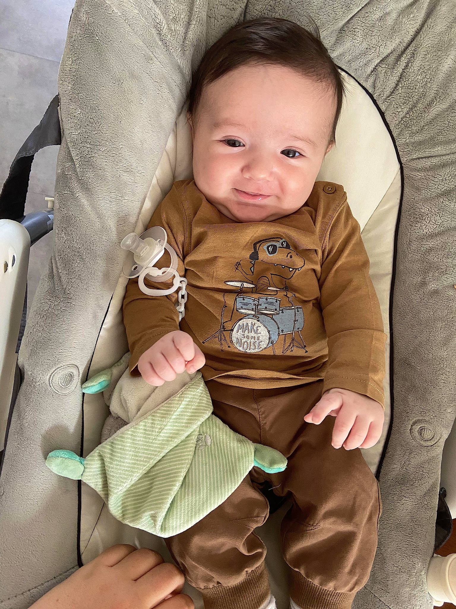 Eyden participe au concours pour gagner de l'argent avec cette photo : baby, baby_products, baby_safety, baby_toddler_clothing, car_seat, cheek, child, clothing, collar, comfort, eye, face, finger, head, neck, outerwear, person, product, skin, sleeve