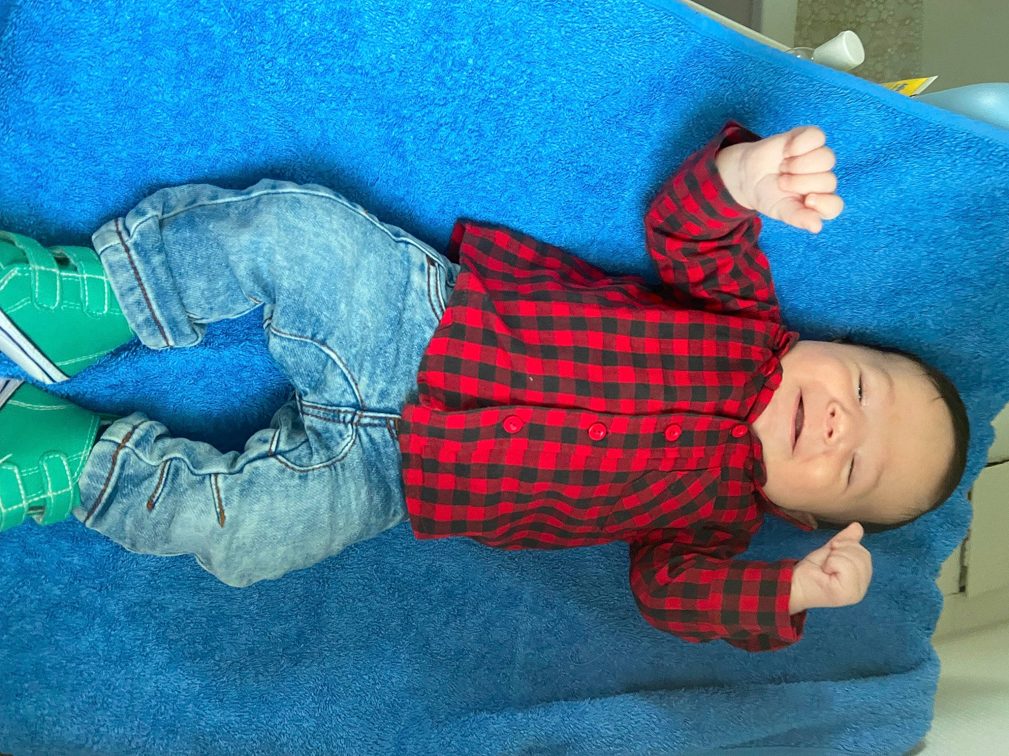 Eyden participe au concours pour gagner de l'argent avec cette photo : azure, baby, baby_products, baby_toddler_clothing, bed, blue, carmine, child, comfort, denim, electric_blue, linens, pattern, person, plaid, sleeve, sock, tartan, textile, toddler