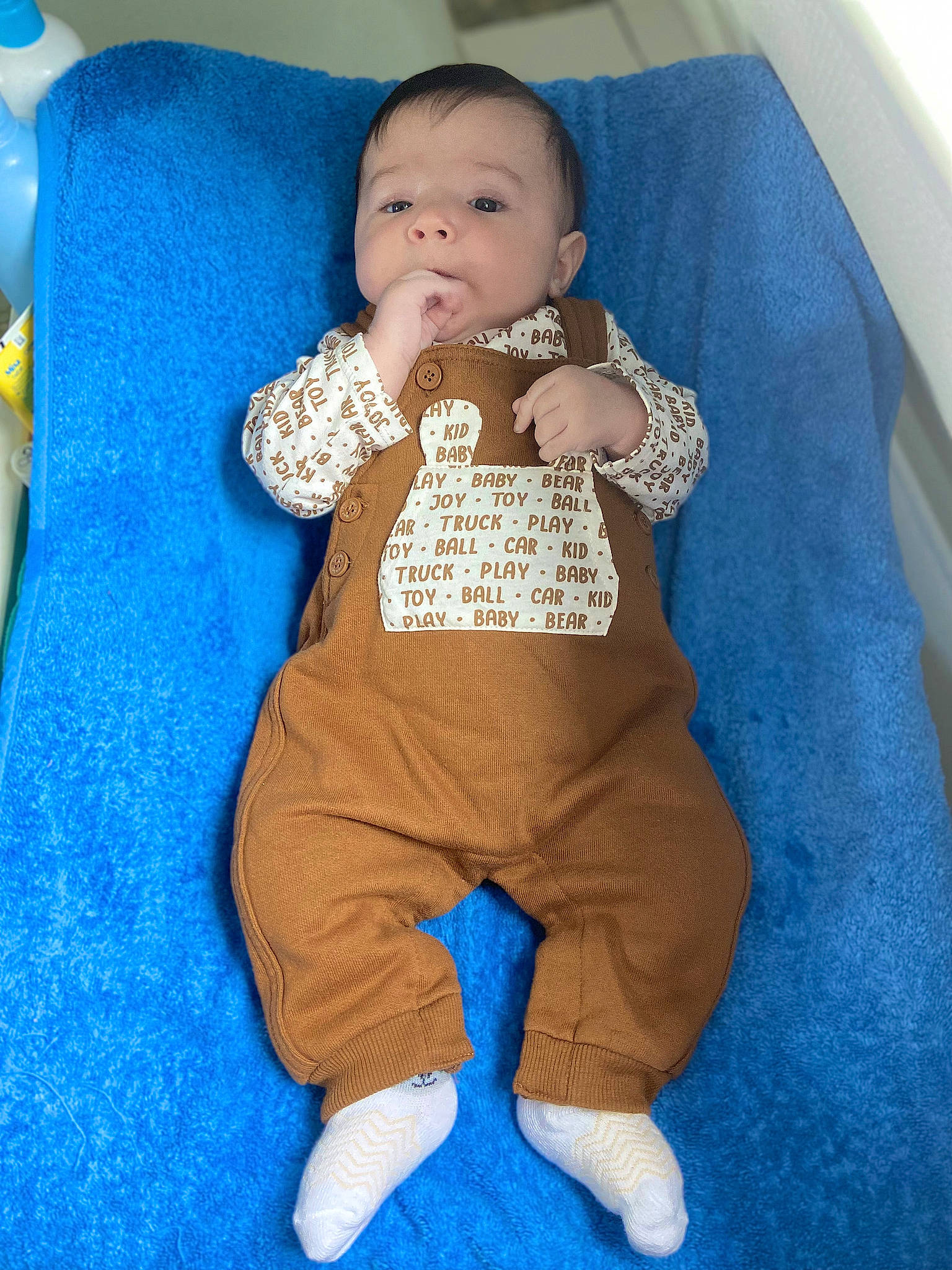 Eyden a rejoint le concours — aidez-le/la à gagner de superbes lots ! azure, baby, baby_products, baby_sleeping, baby_toddler_clothing, cheek, child, comfort, electric_blue, face, finger, head, linens, nose, outerwear, person, skin, sleeve, textile, thumb