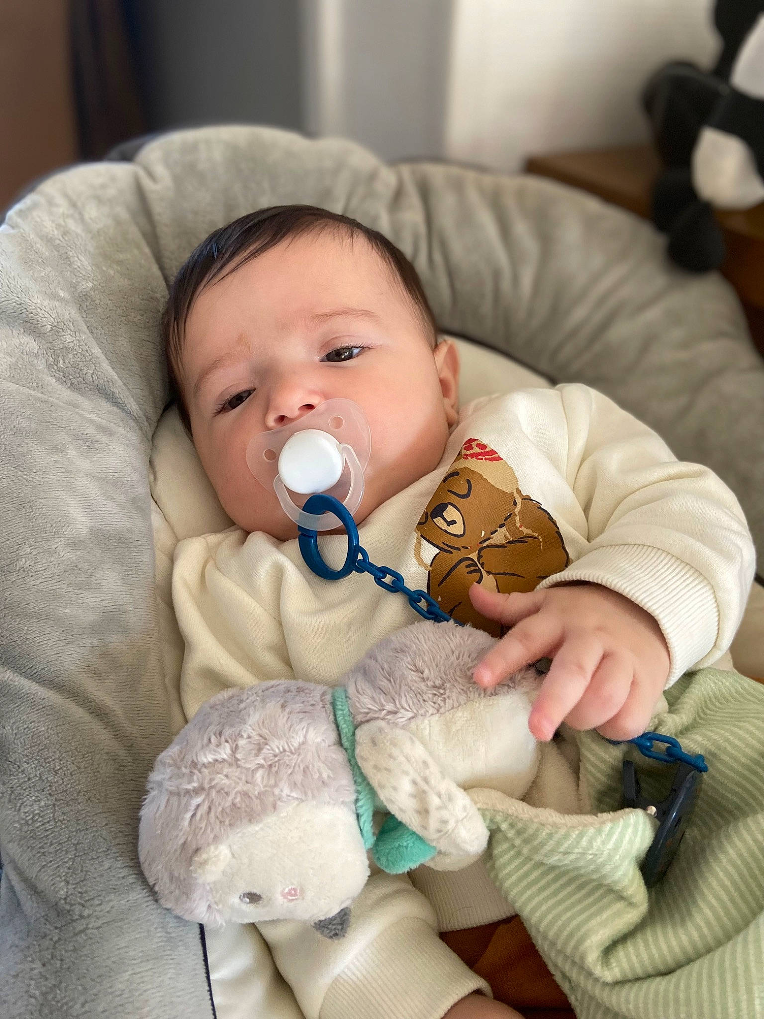 Eyden a rejoint le concours — aidez-le/la à gagner de superbes lots ! baby, baby_products, baby_sleeping, baby_toddler_clothing, cheek, child, comfort, drinkware, eye, fur, iris, linens, mouth, nail, person, room, sitting, skin, thumb, toddler