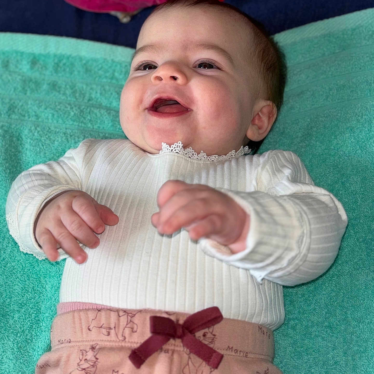 Vaïana a rejoint le concours — aidez-le/la à gagner de superbes lots ! baby, bodypart, clothing, couch, cutlery, face, finger, furniture, hand, happy, head, knitwear, laughing, newborn, pants, person, photography, portrait, smile, sweater