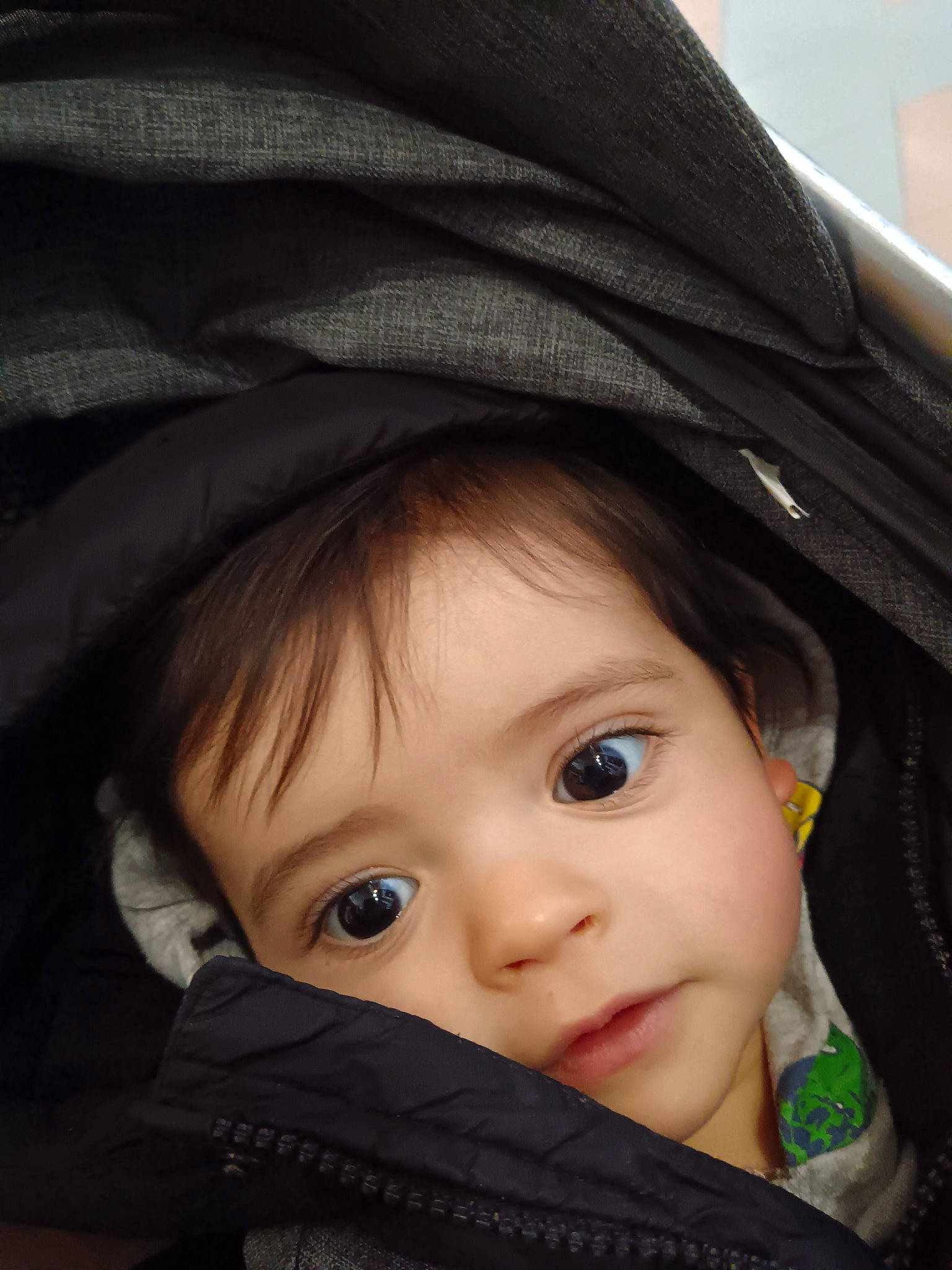 Nahel a rejoint le concours — aidez-le/la à gagner de superbes lots ! baby, beauty, black_hair, cap, cheek, child, chin, eye, eyebrow, eyelash, face, flash_photography, head, headgear, jacket, lip, nose, person, skin, toddler