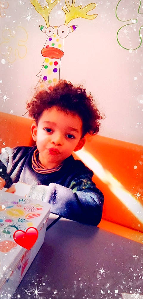 Sohan participe au concours pour gagner de l'argent avec cette photo : baby, baby_playing_with_toys, baby_toddler_clothing, beauty, carmine, cheek, child, eye, face, fun, happy, leisure, orange, party_supply, person, pink, play, red, room, sitting