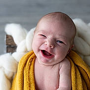 Nathan a rejoint le concours — aidez-le/la à gagner de superbes lots ! baby, baby_face, blanket, child, cozy, cute, expression, face, happy, indoor, infant, knit_blanket, newborn, portrait, sitting, skin, smile, soft, wrapped, yellow_blanket