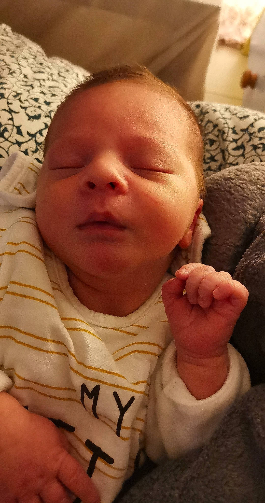 Alec a rejoint le concours — aidez-le/la à gagner de superbes lots ! baby, cheek, child, face, facial_expression, finger, gesture, hand, head, mouth, nose, person, skin, smile, thumb, toddler