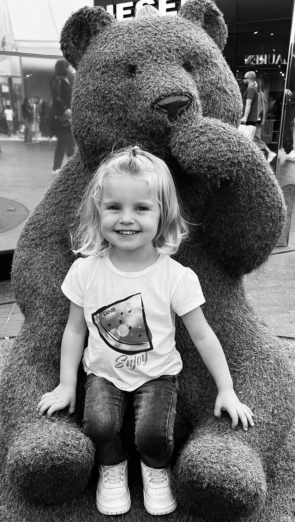 Cléa participe au concours pour gagner de l'argent avec cette photo : black, black_and_white, eye, facial_expression, fun, grey, hairstyle, happy, head, human, human_body, joy, mammal, organ, person, photograph, skin, smile, standing, style