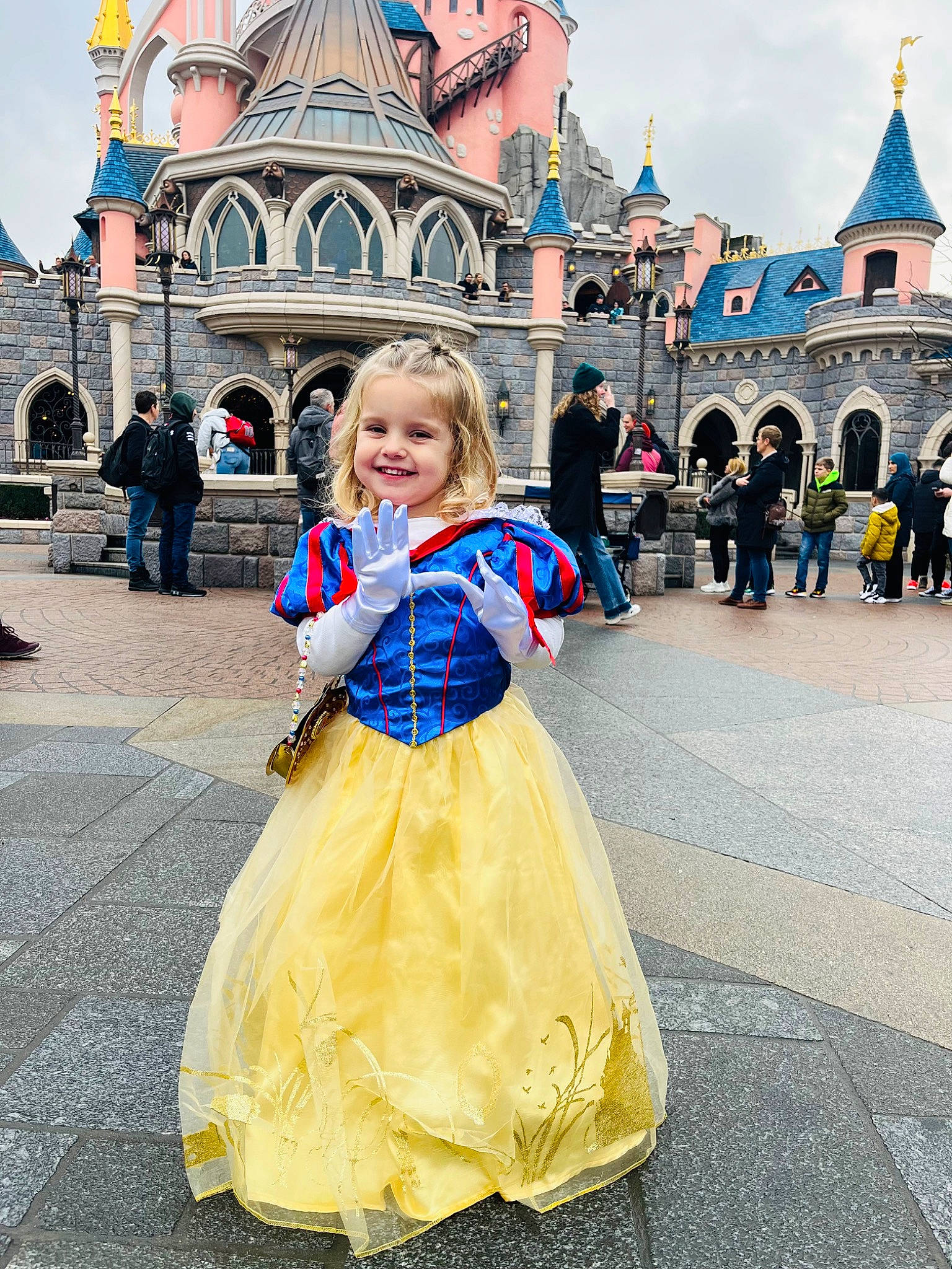 Cléa participe au concours pour gagner de l'argent avec cette photo : building, city, clothing, dress, event, fun, happy, joy, landmark, leisure, nonbuilding_structure, pedestrian, person, recreation, sky, smile, street, summer, temple, tourism