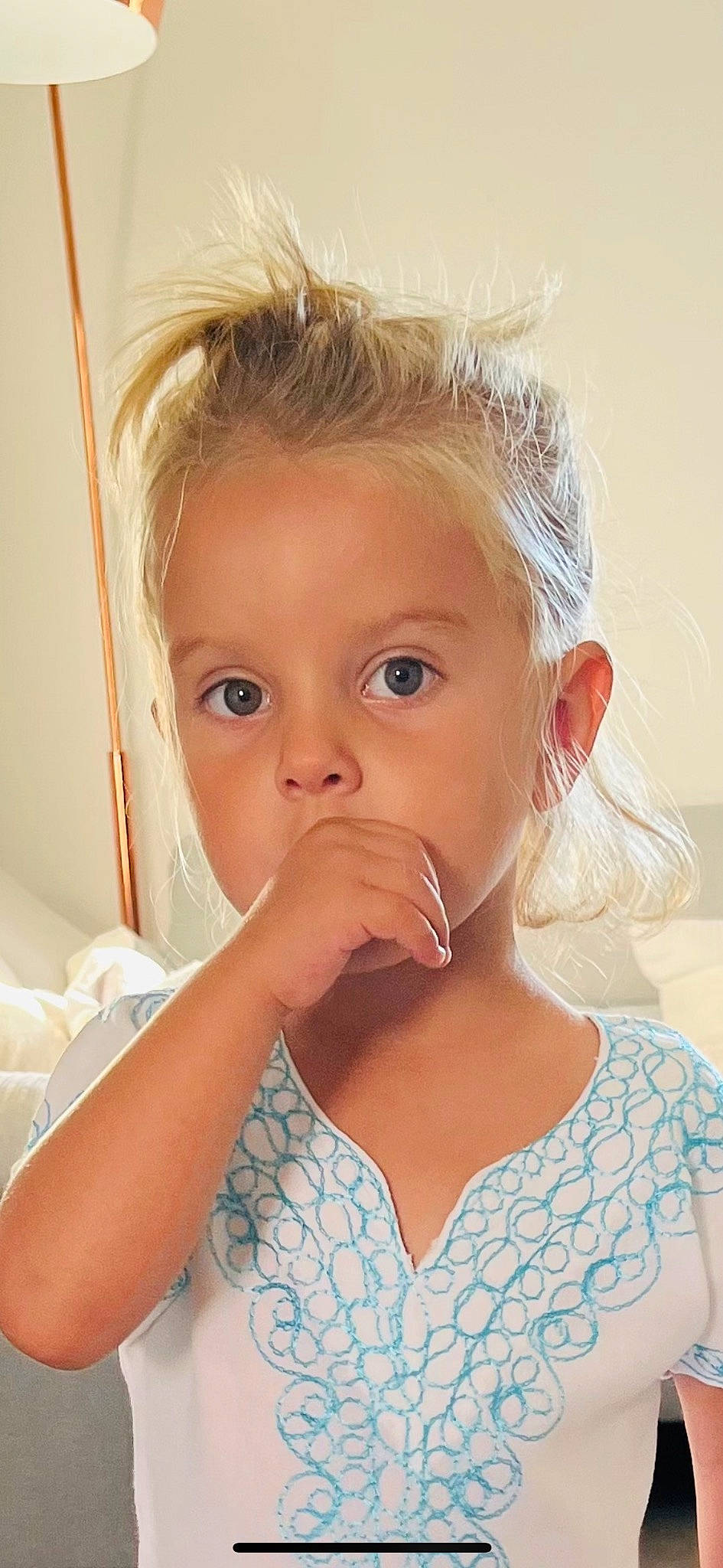 Cléa a rejoint le concours — aidez-le/la à gagner de superbes lots ! arm, baby, baby_toddler_clothing, blond, cheek, child, chin, ear, eyebrow, eyelash, finger, gesture, hand, happy, iris, lip, mouth, nose, person, skin